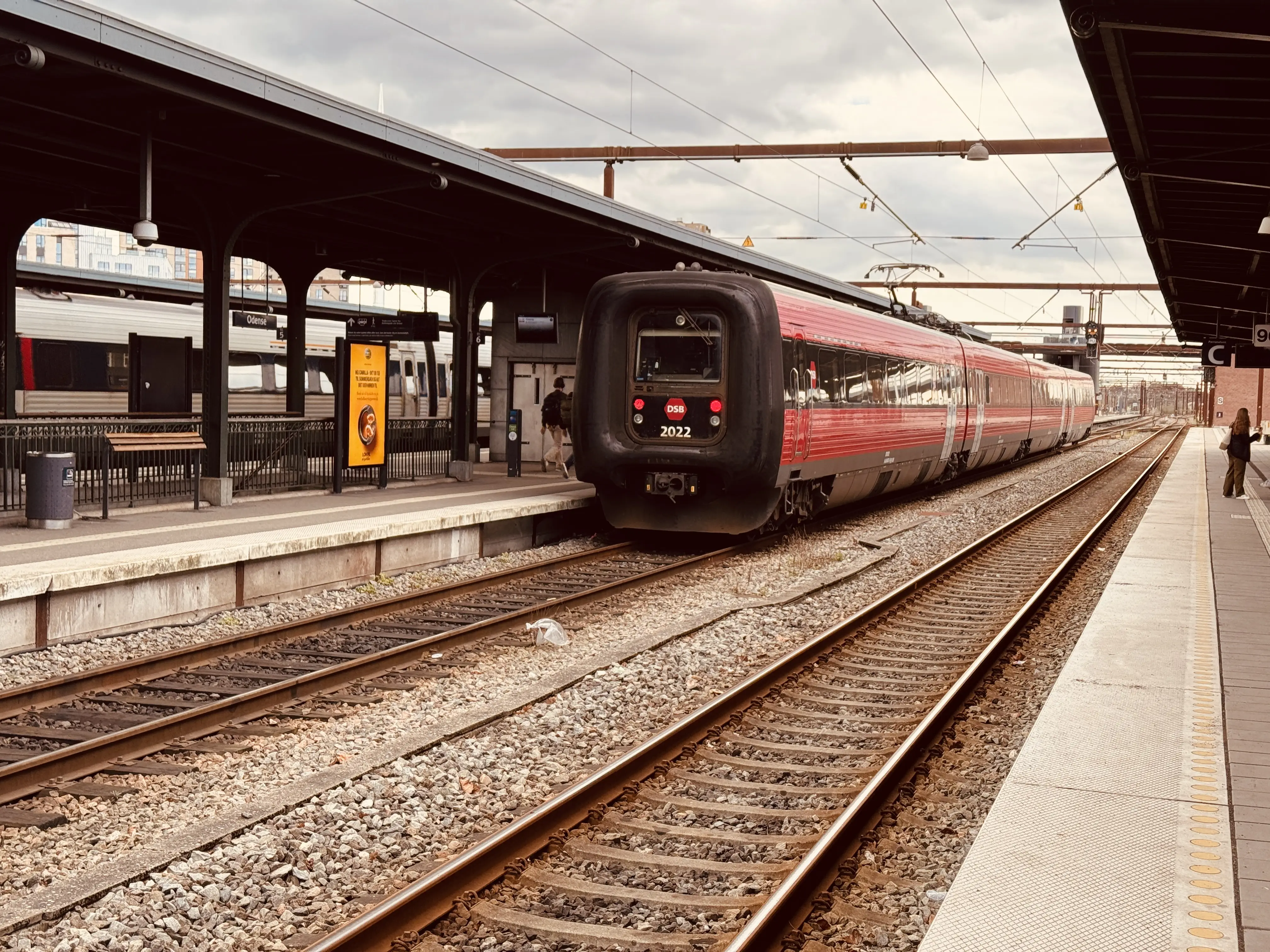 Billede af DSB ER 2022 fotograferet ud for Odense Banegård Center.