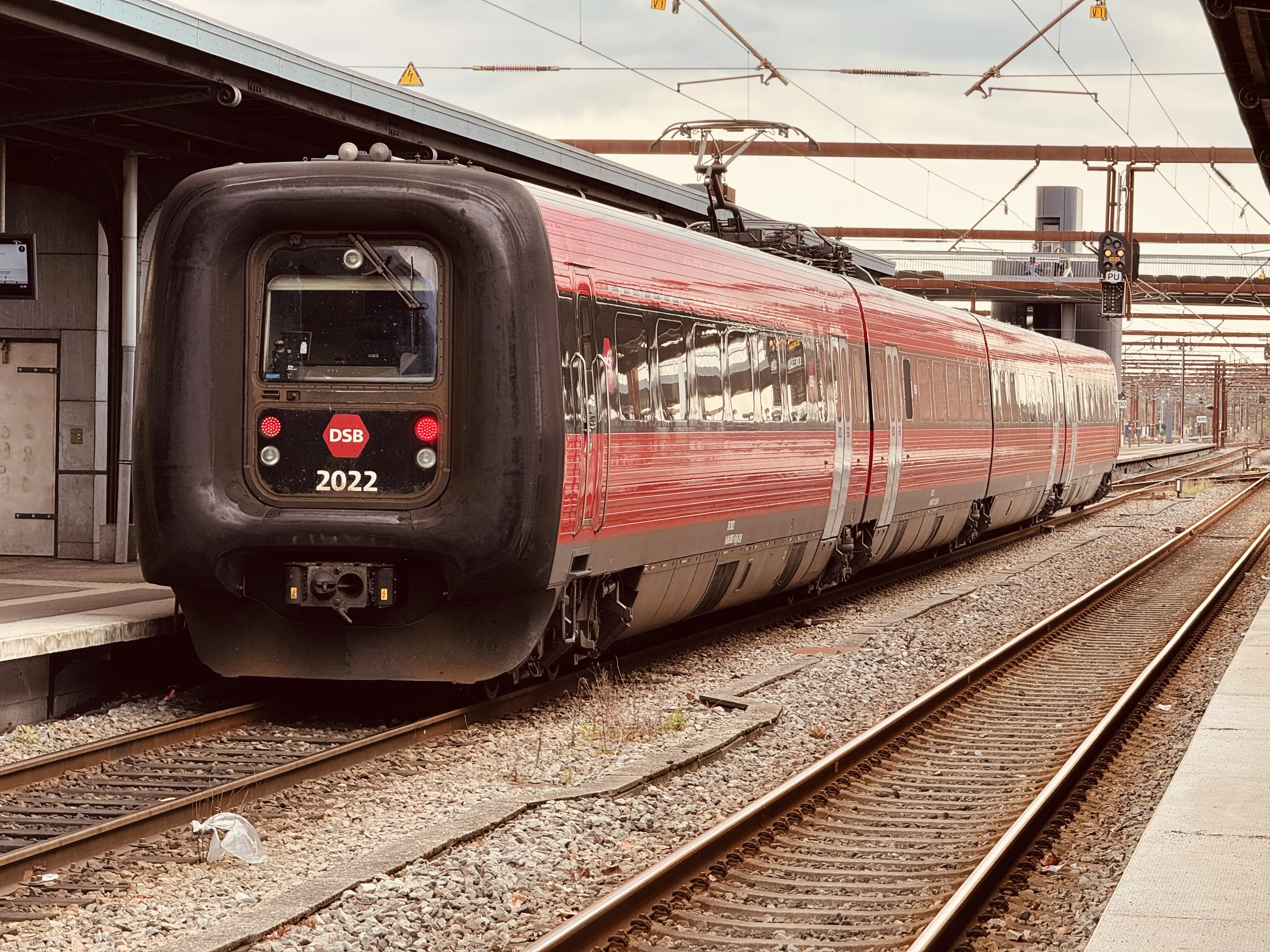 Billede af DSB ER 2022 fotograferet ud for Odense Banegård Center.
