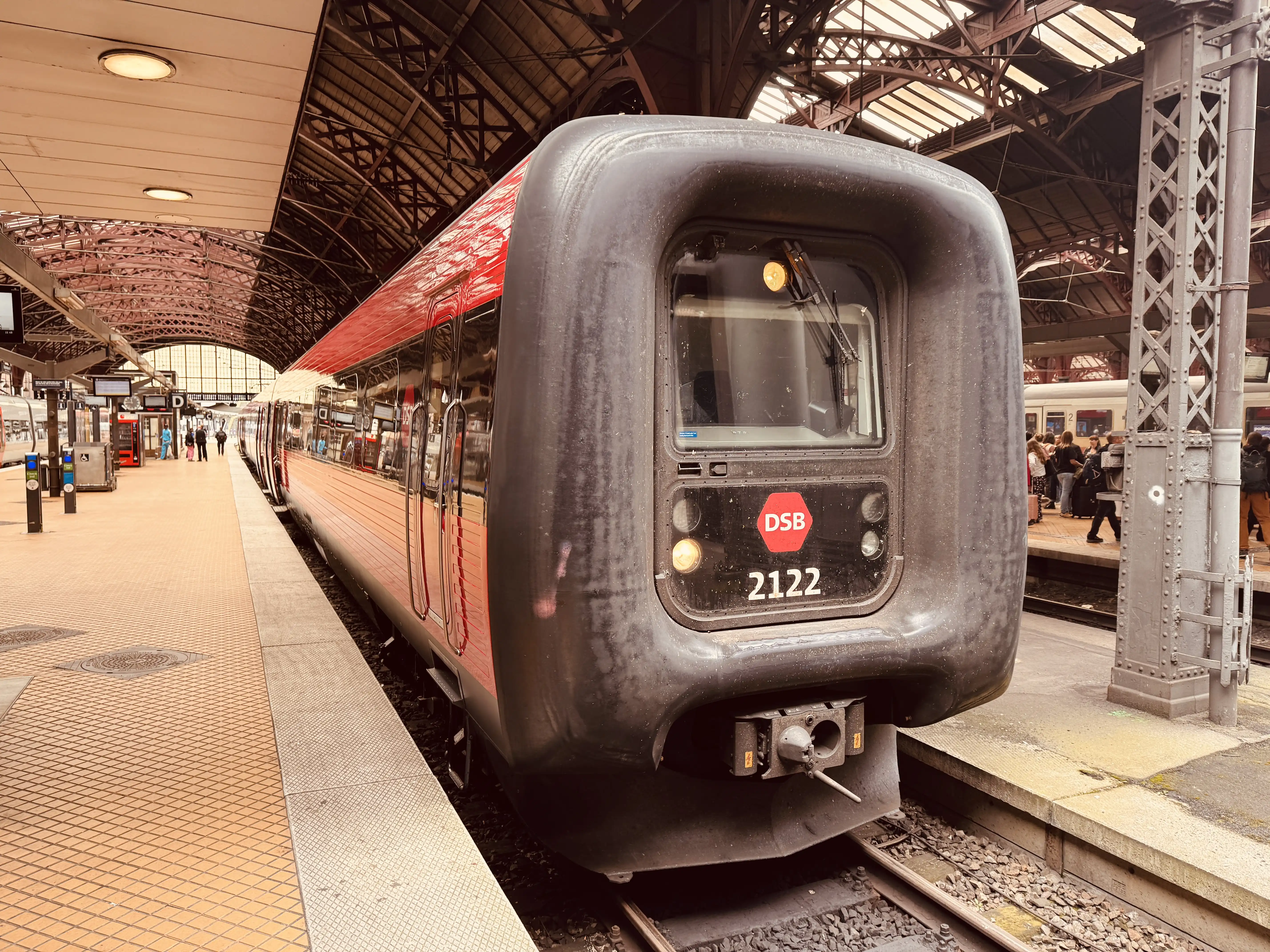 Billede af DSB ER 2022 fotograferet ud for København Hovedbanegård.