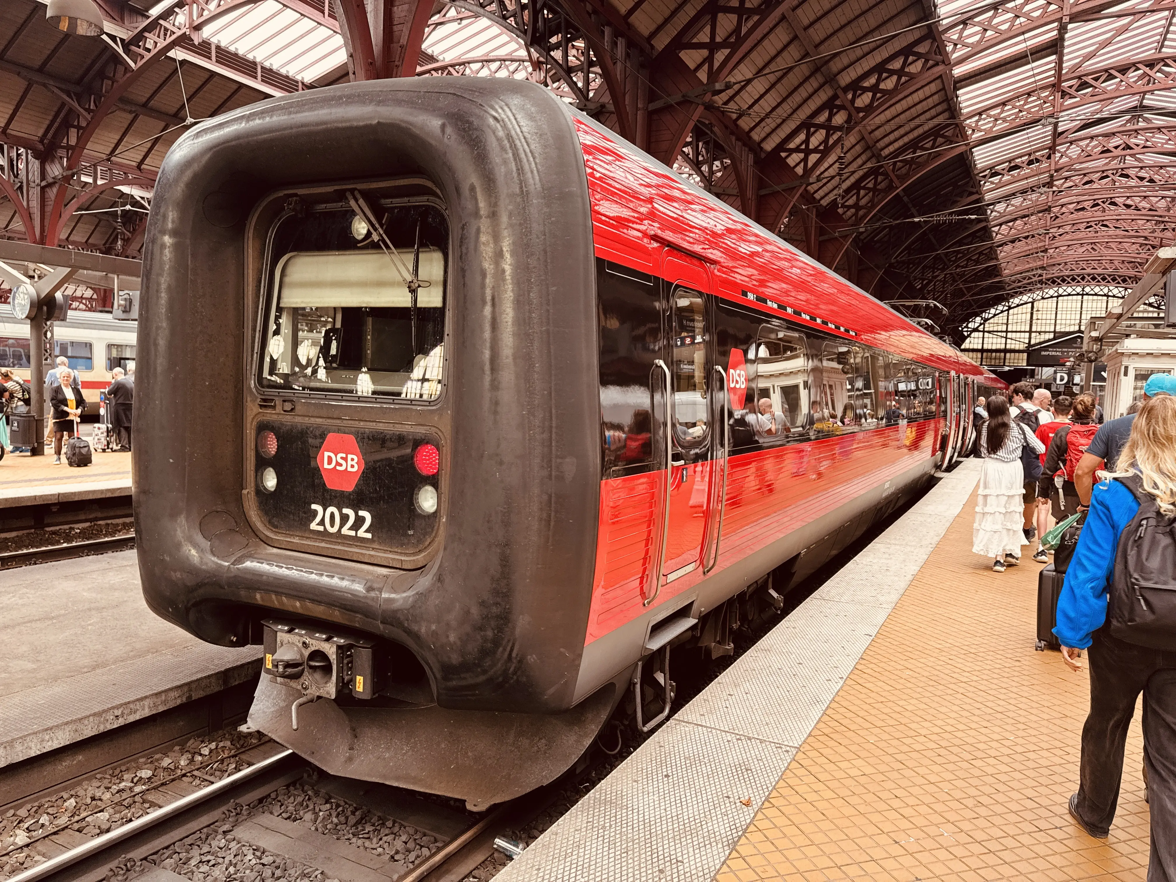 Billede af DSB ER 2022 fotograferet ud for København Hovedbanegård.