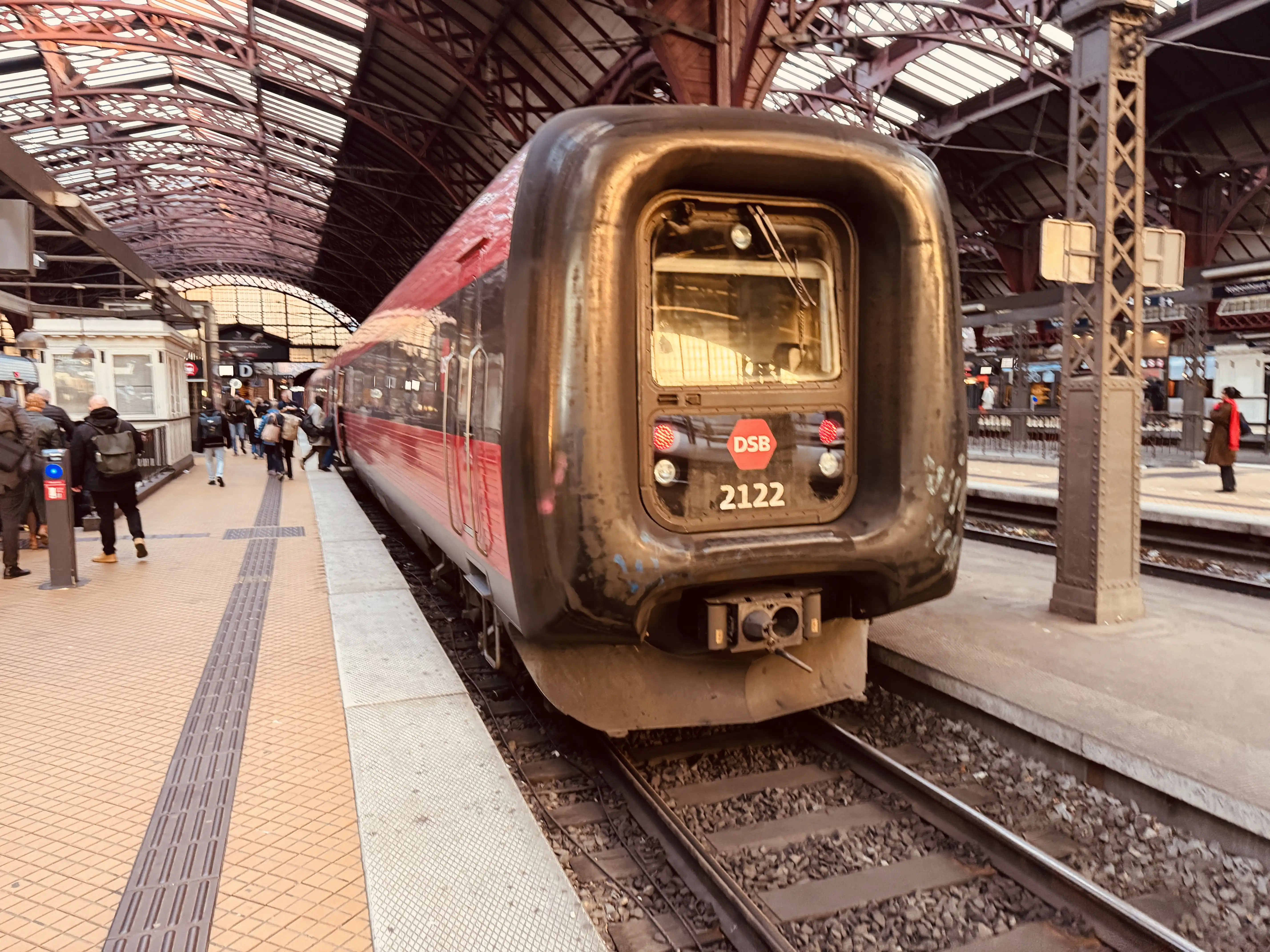 Billede af DSB ER 2022 fotograferet ud for København Hovedbanegård.