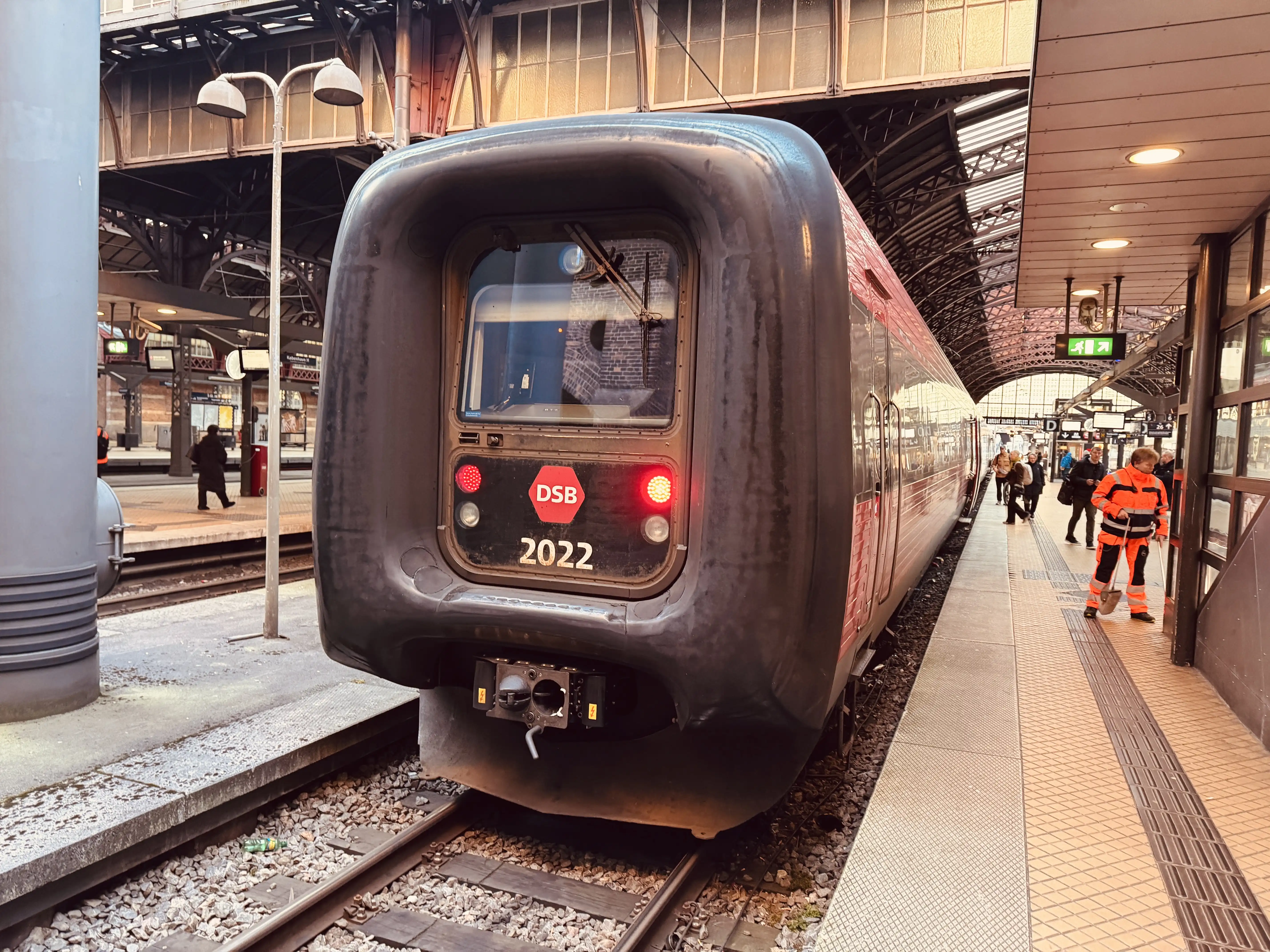 Billede af DSB ER 2022 fotograferet ud for København Hovedbanegård.