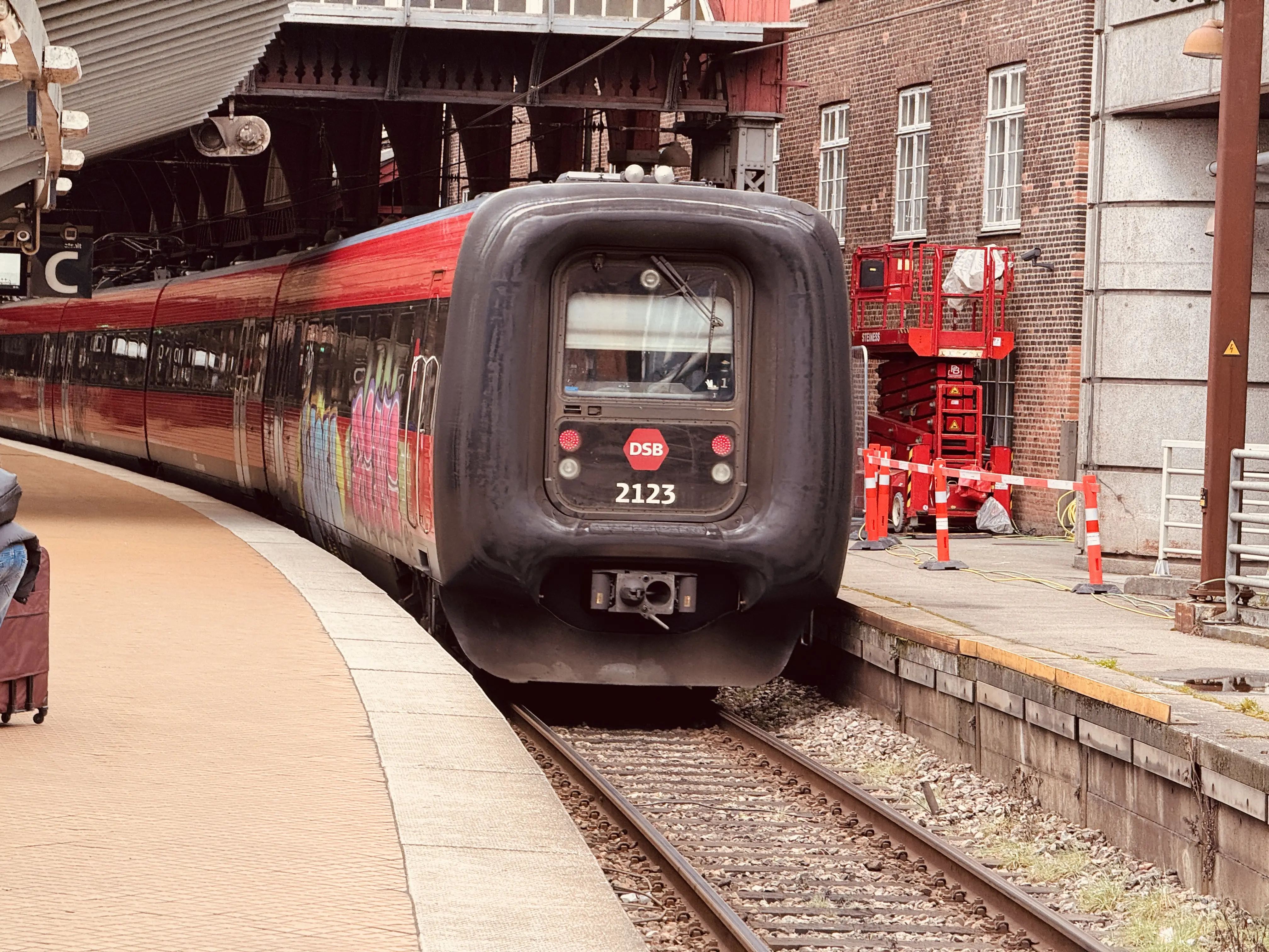 Billede af DSB ER 2023 fotograferet ud for København Hovedbanegård.