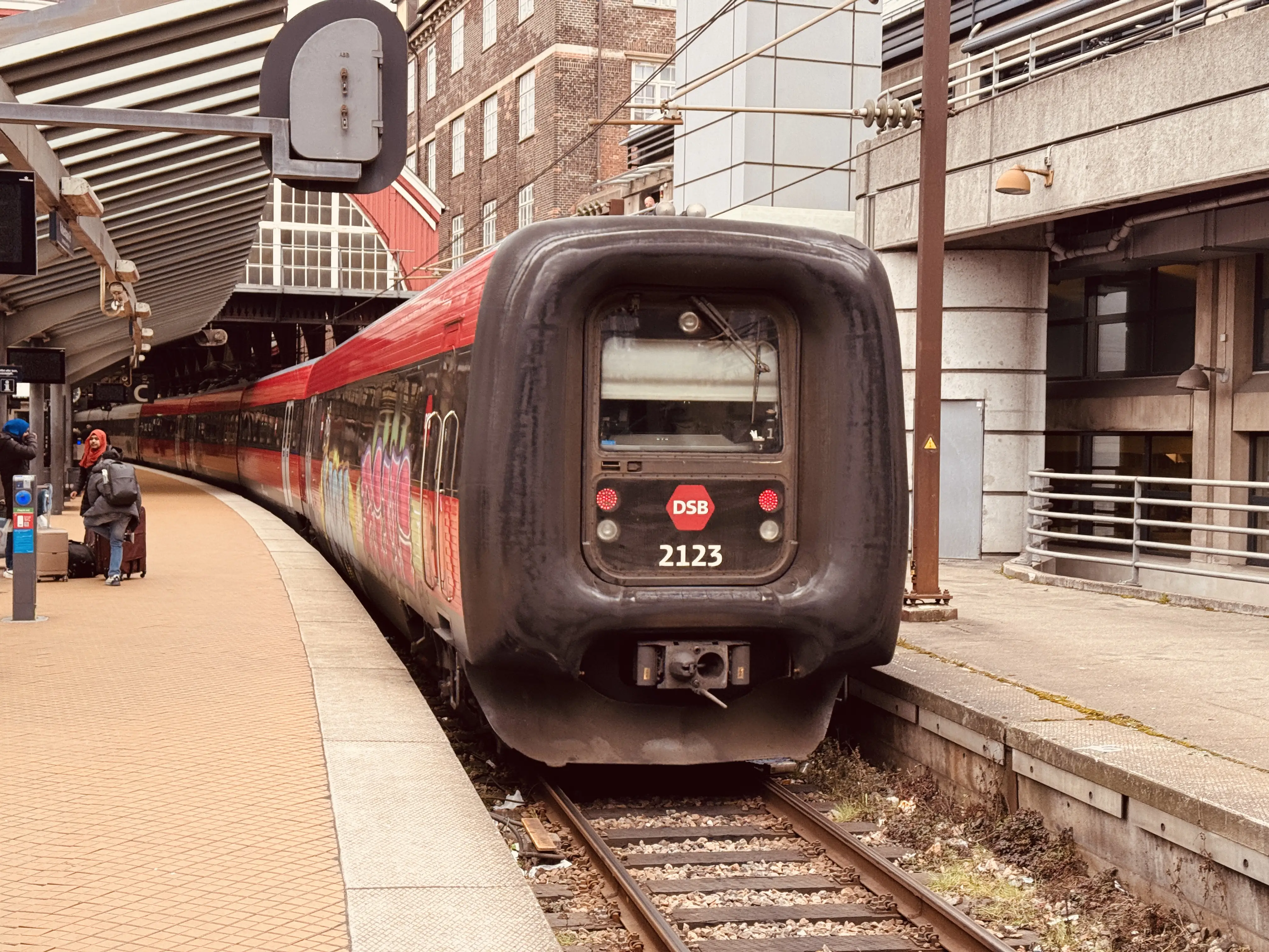 Billede af DSB ER 2023 fotograferet ud for København Hovedbanegård.