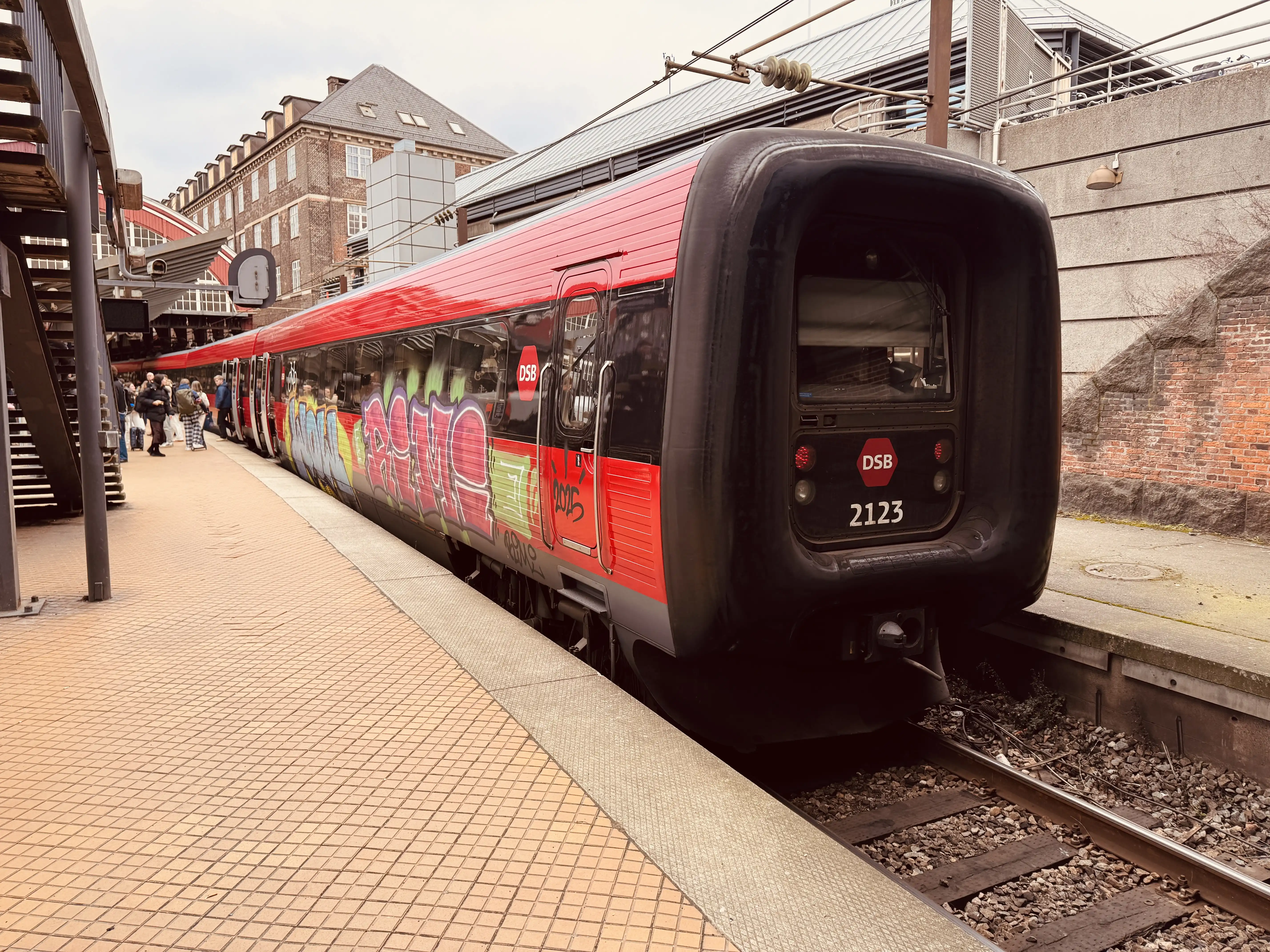 Billede af DSB ER 2023 fotograferet ud for København Hovedbanegård.