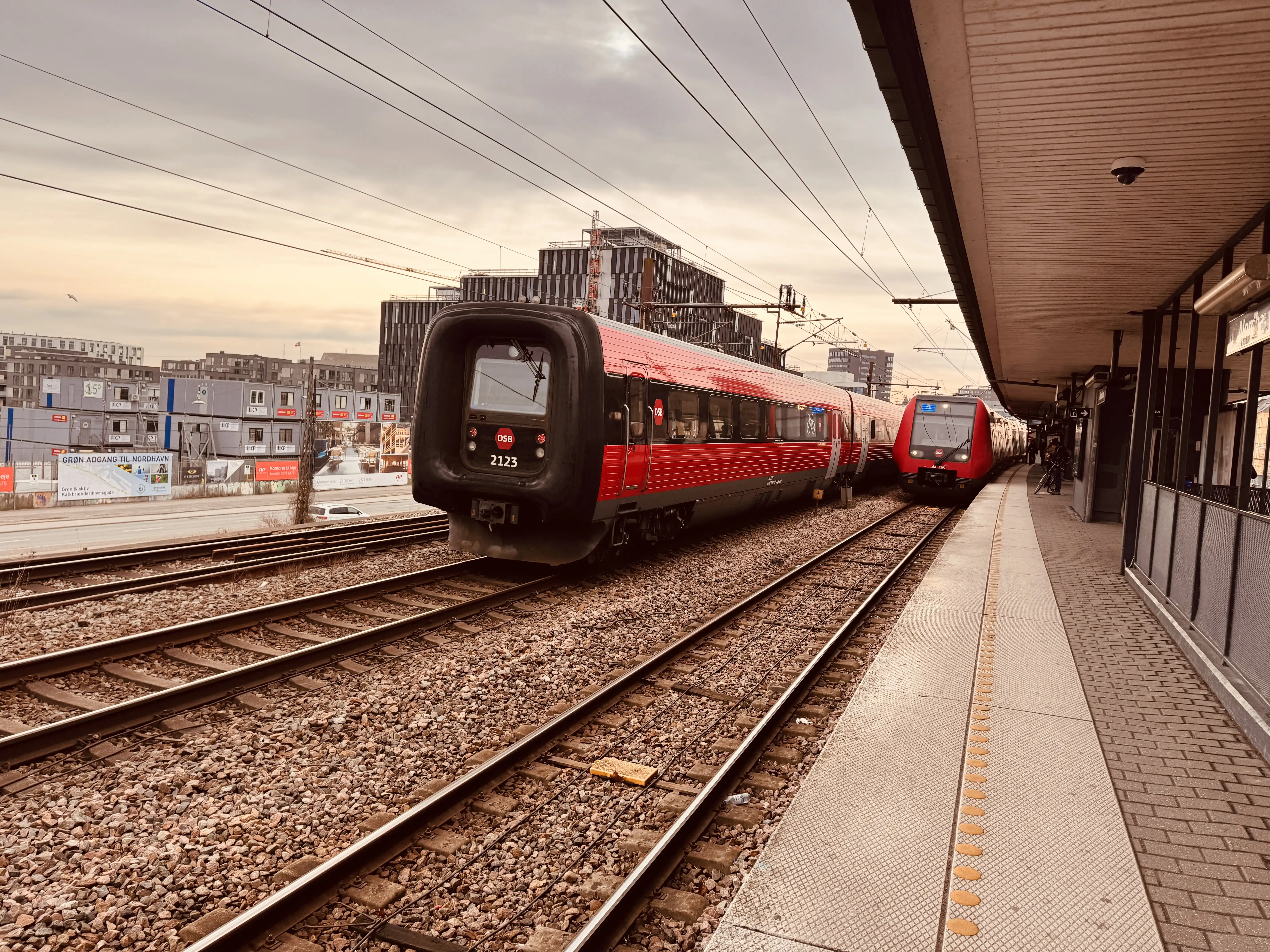 Billede af DSB ER 2023 fotograferet ud for Nordhavn S-togstrinbræt.