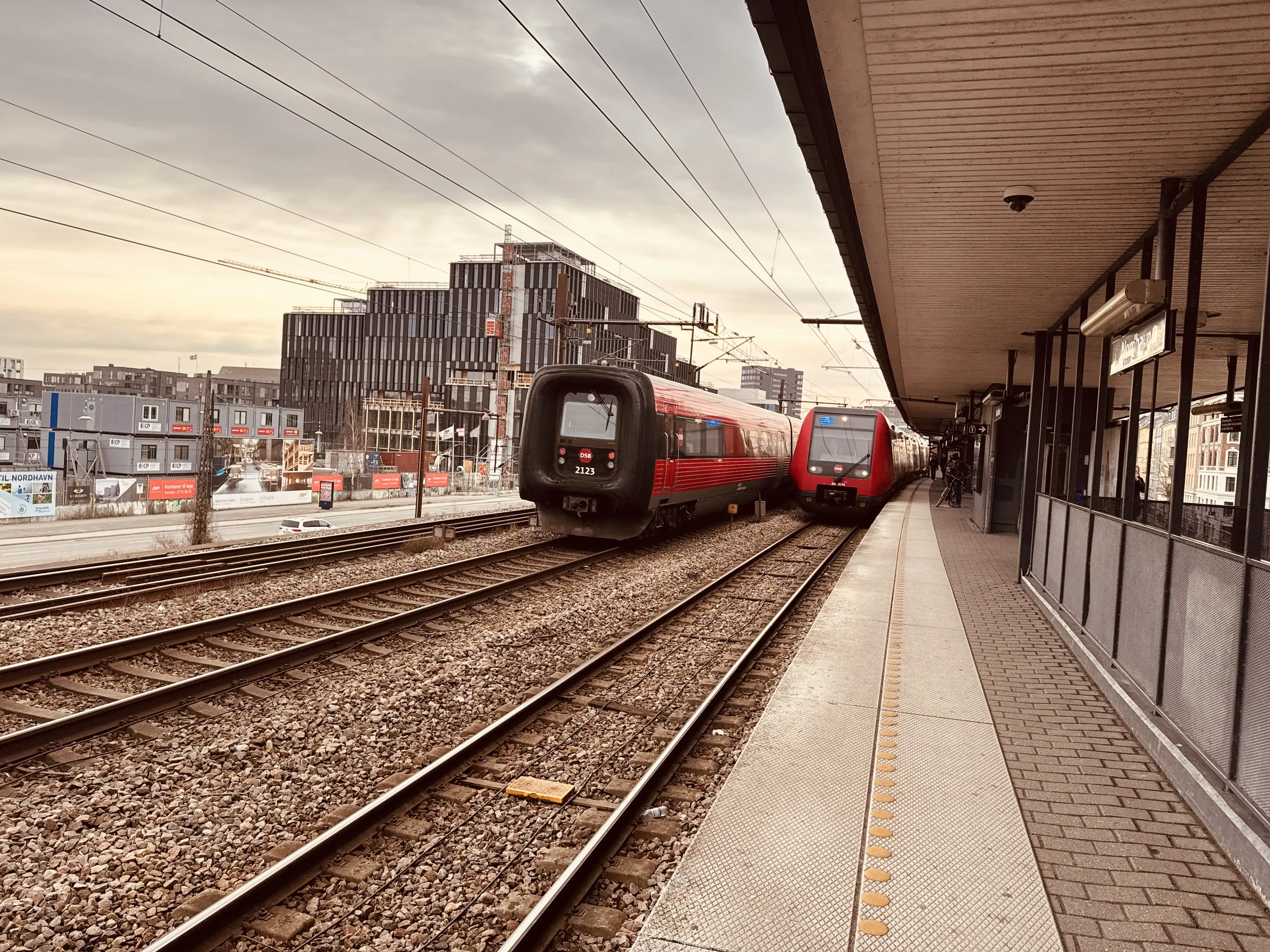 Billede af DSB ER 2023 fotograferet ud for Nordhavn S-togstrinbræt.