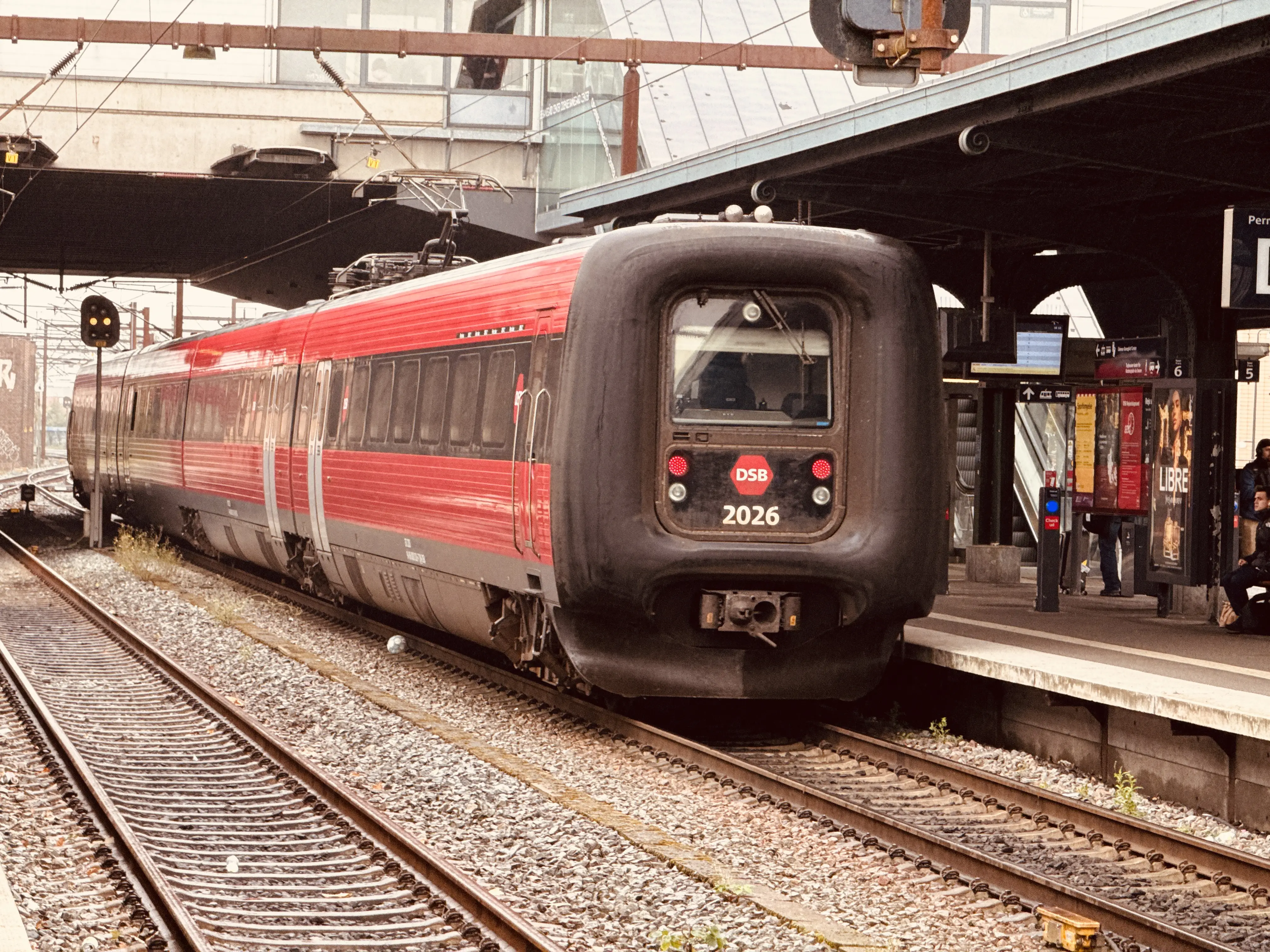 Billede af DSB ER 2026 fotograferet ud for Odense Banegård Center.