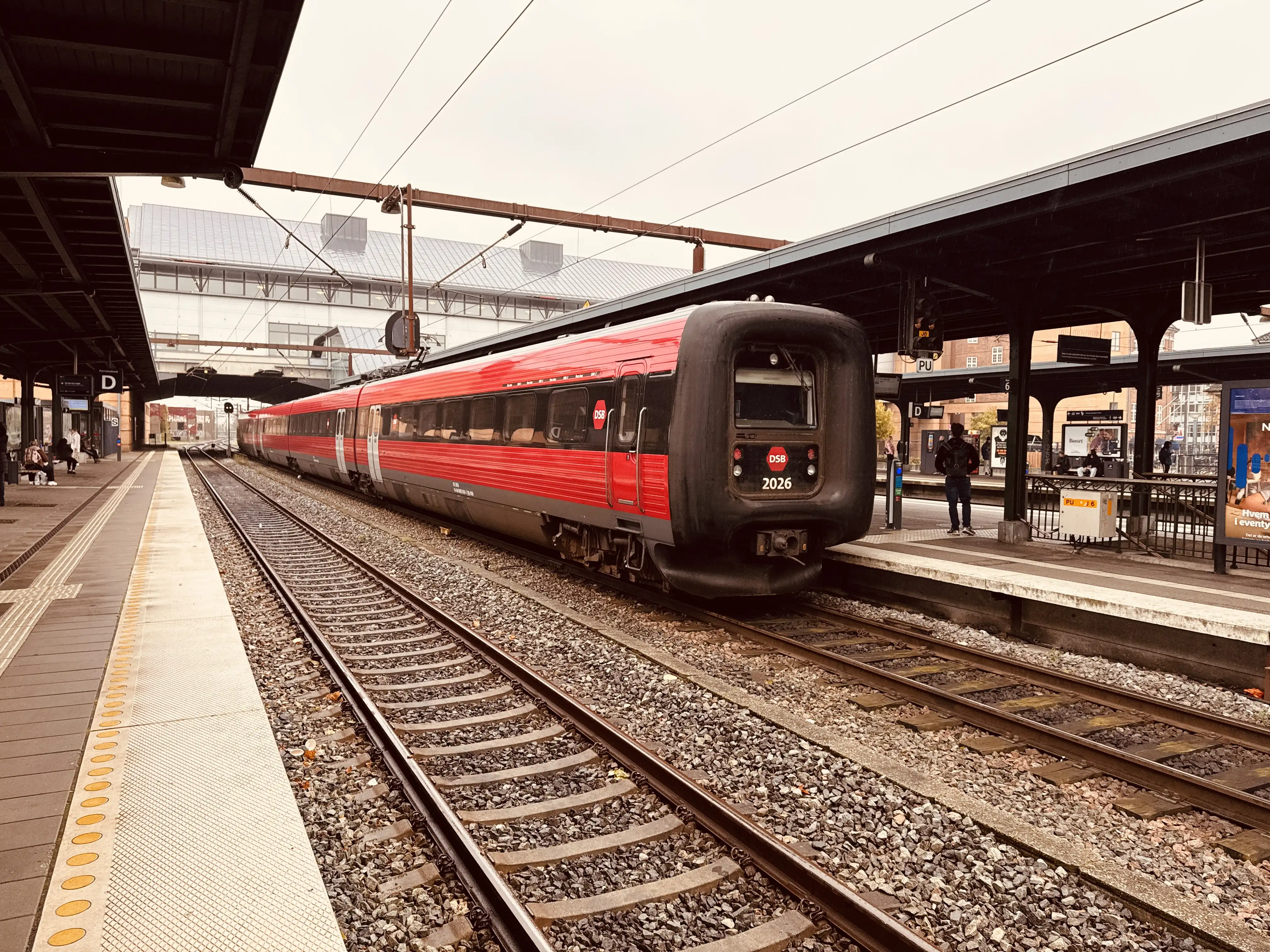 Billede af DSB ER 2026 fotograferet ud for Odense Banegård Center.