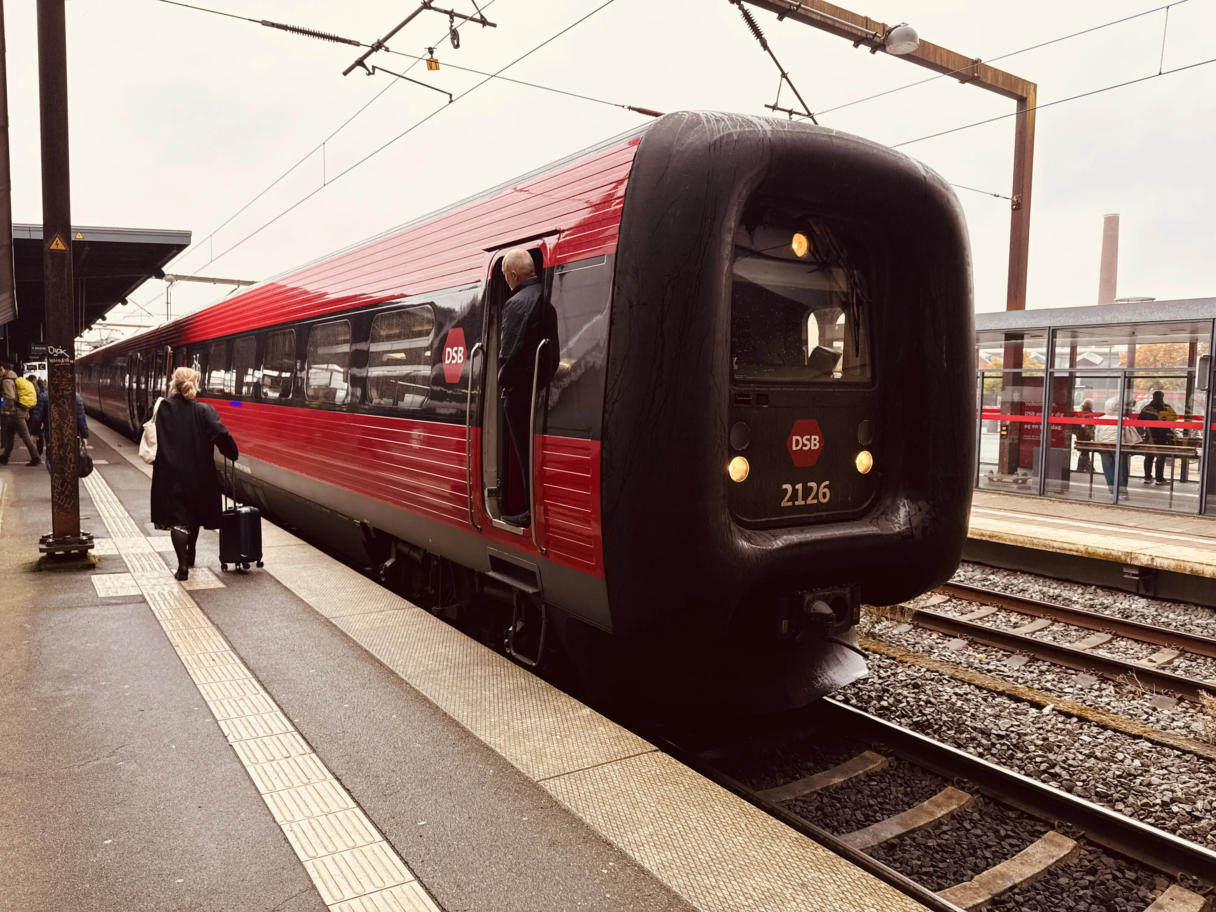 Billede af DSB ER 2026 fotograferet ud for Odense Banegård Center.