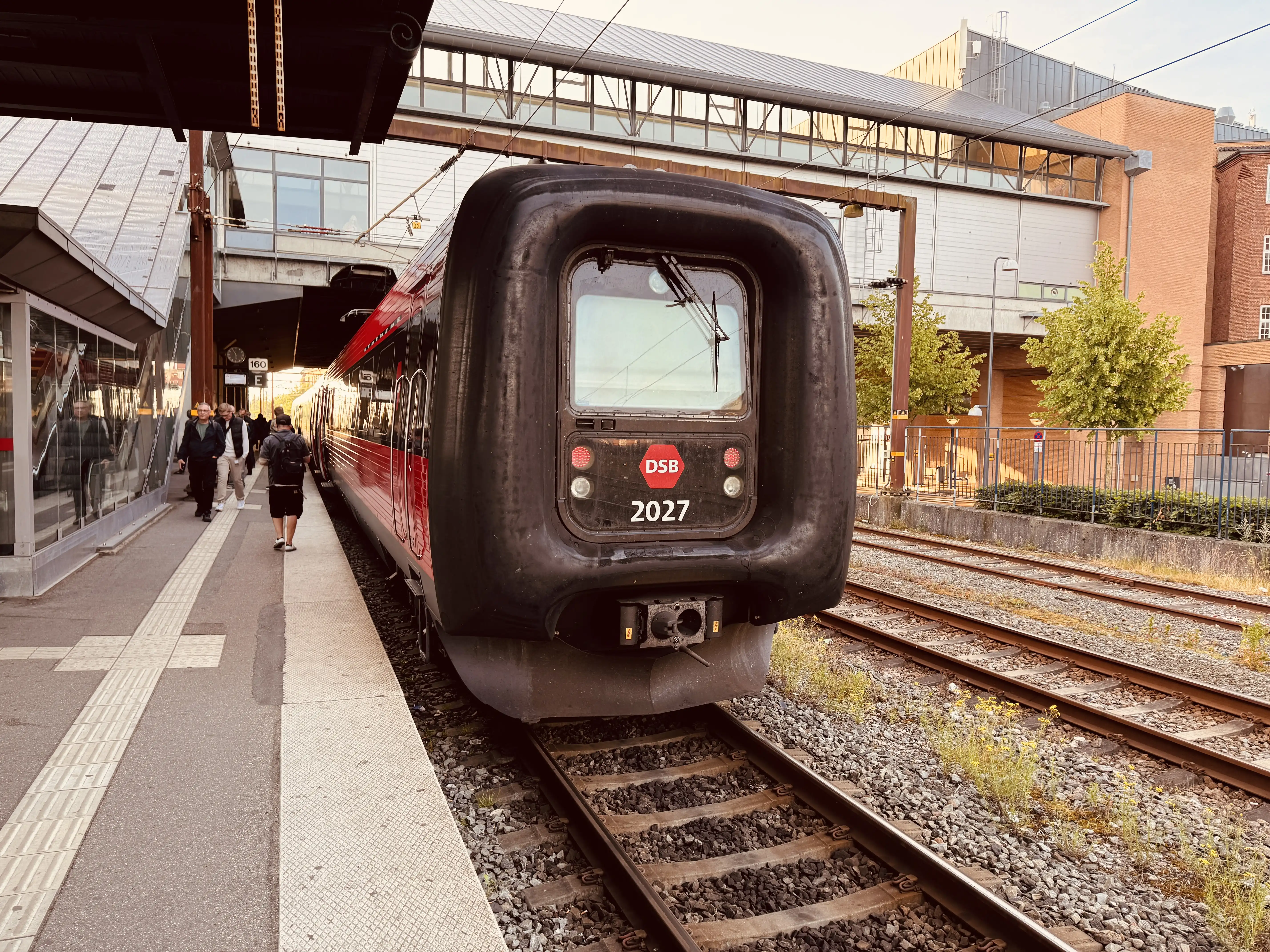 Billede af DSB ER 2027 fotograferet ud for Odense Banegård Center.