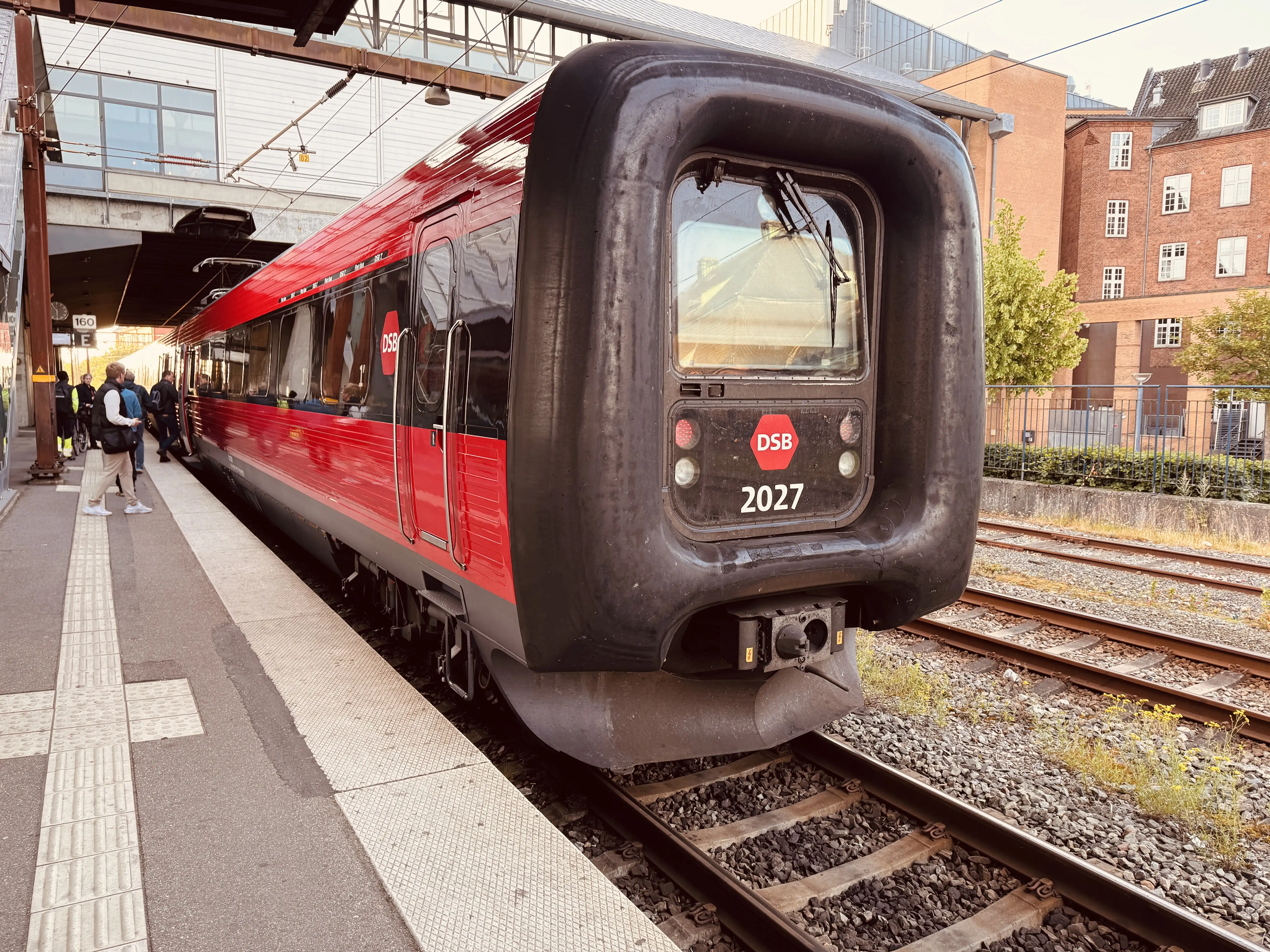 Billede af DSB ER 2027 fotograferet ud for Odense Banegård Center.