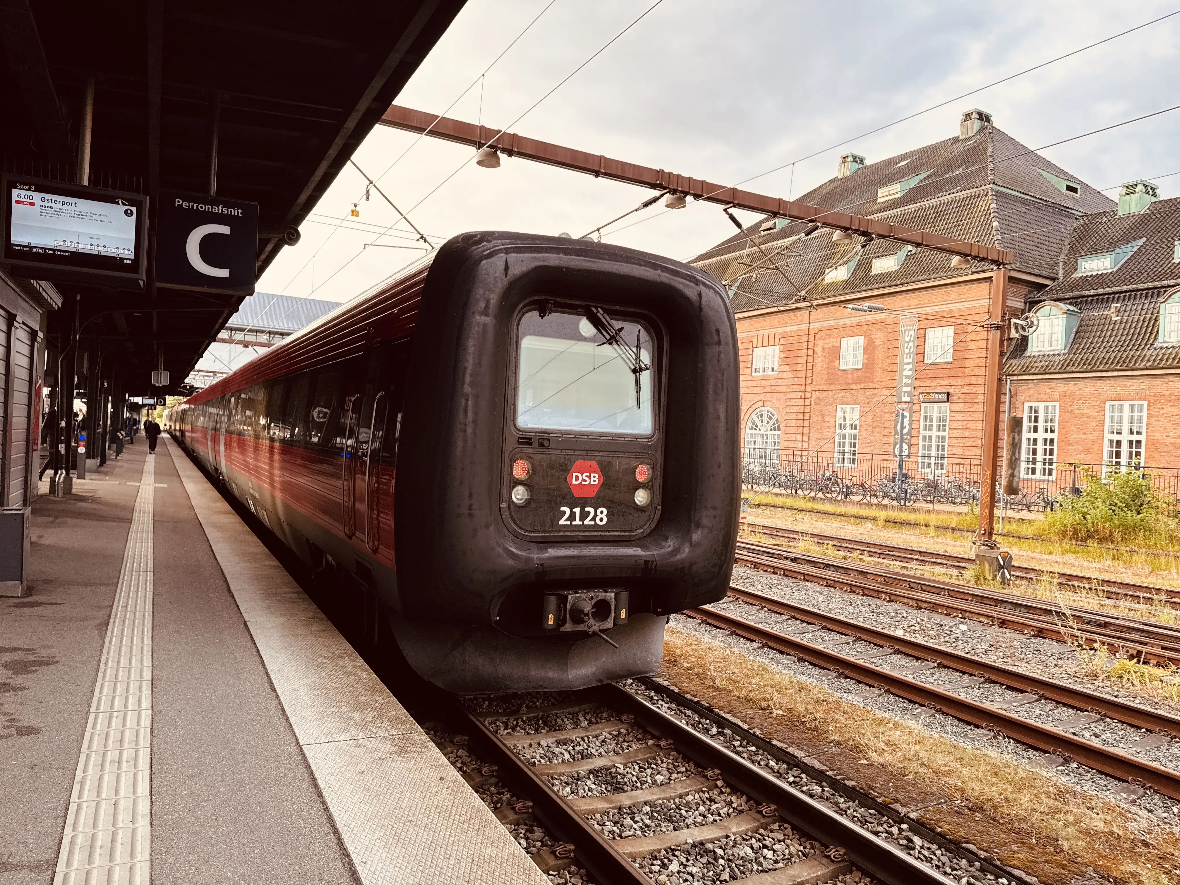 Billede af DSB ER 2028 fotograferet ud for Odense Banegård Center.