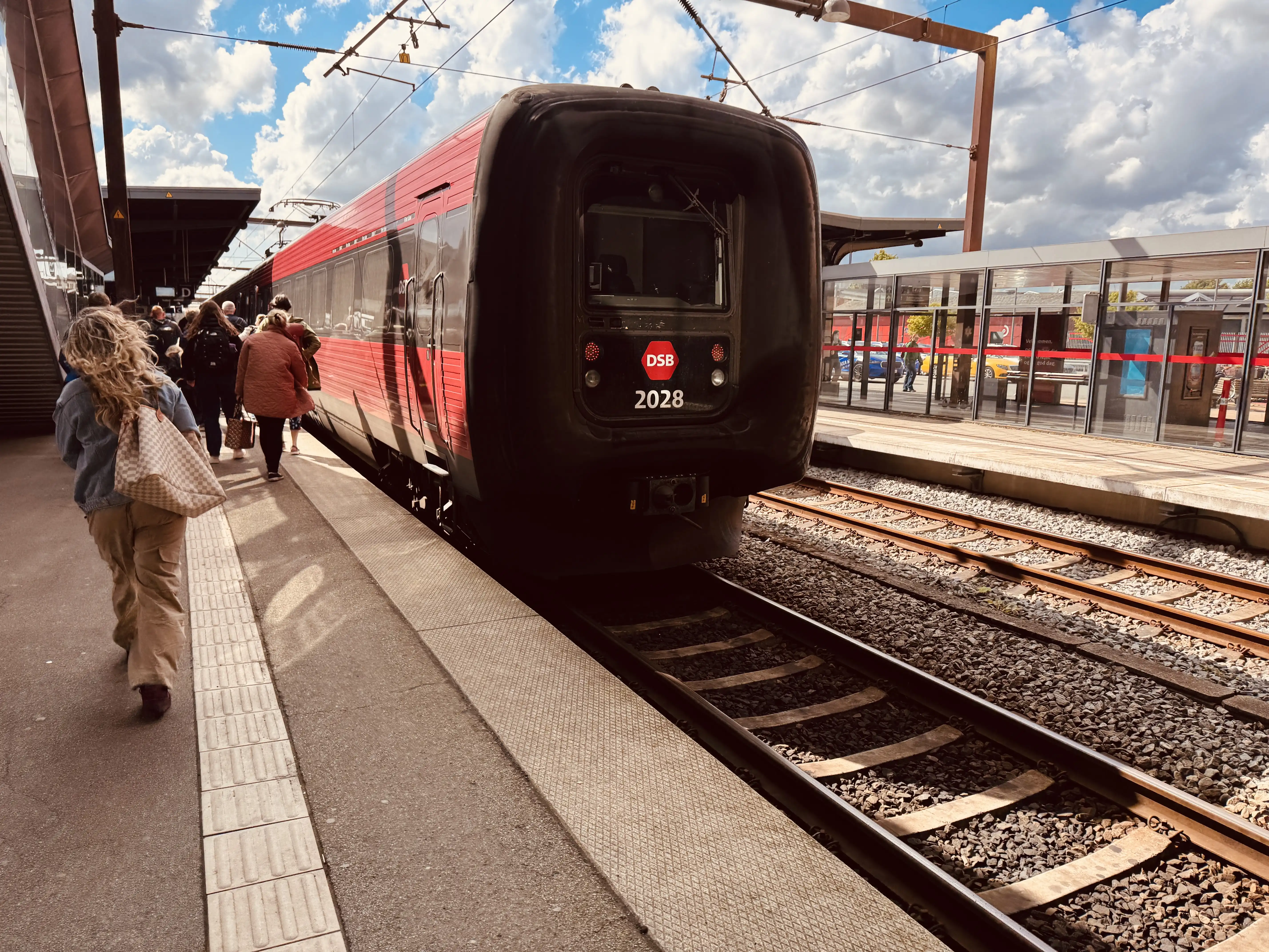 Billede af DSB ER 2028 fotograferet ud for Odense Banegård Center.