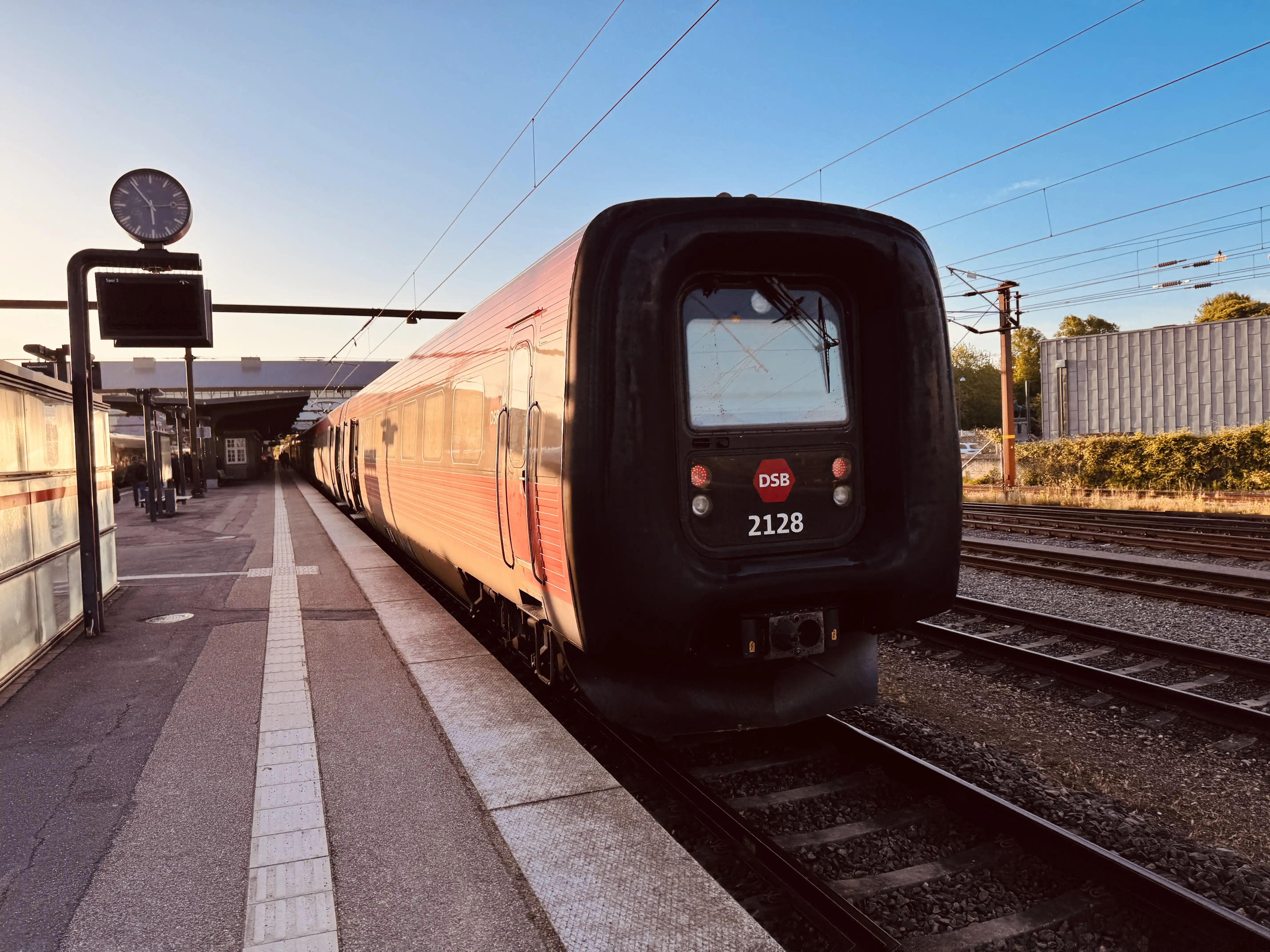 Billede af DSB ER 2028 fotograferet ud for Odense Banegård Center.