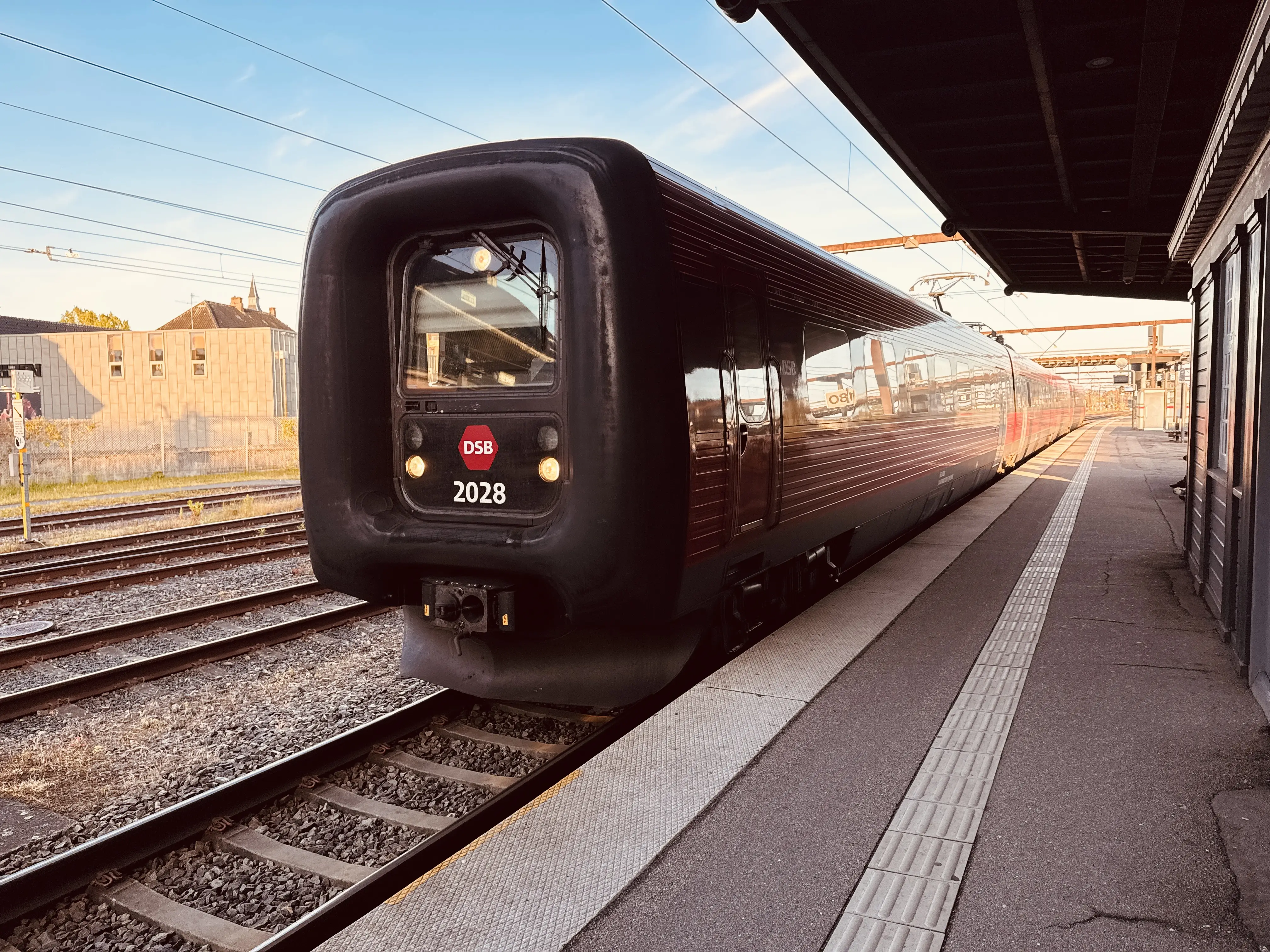 Billede af DSB ER 2028 fotograferet ud for Odense Banegård Center.