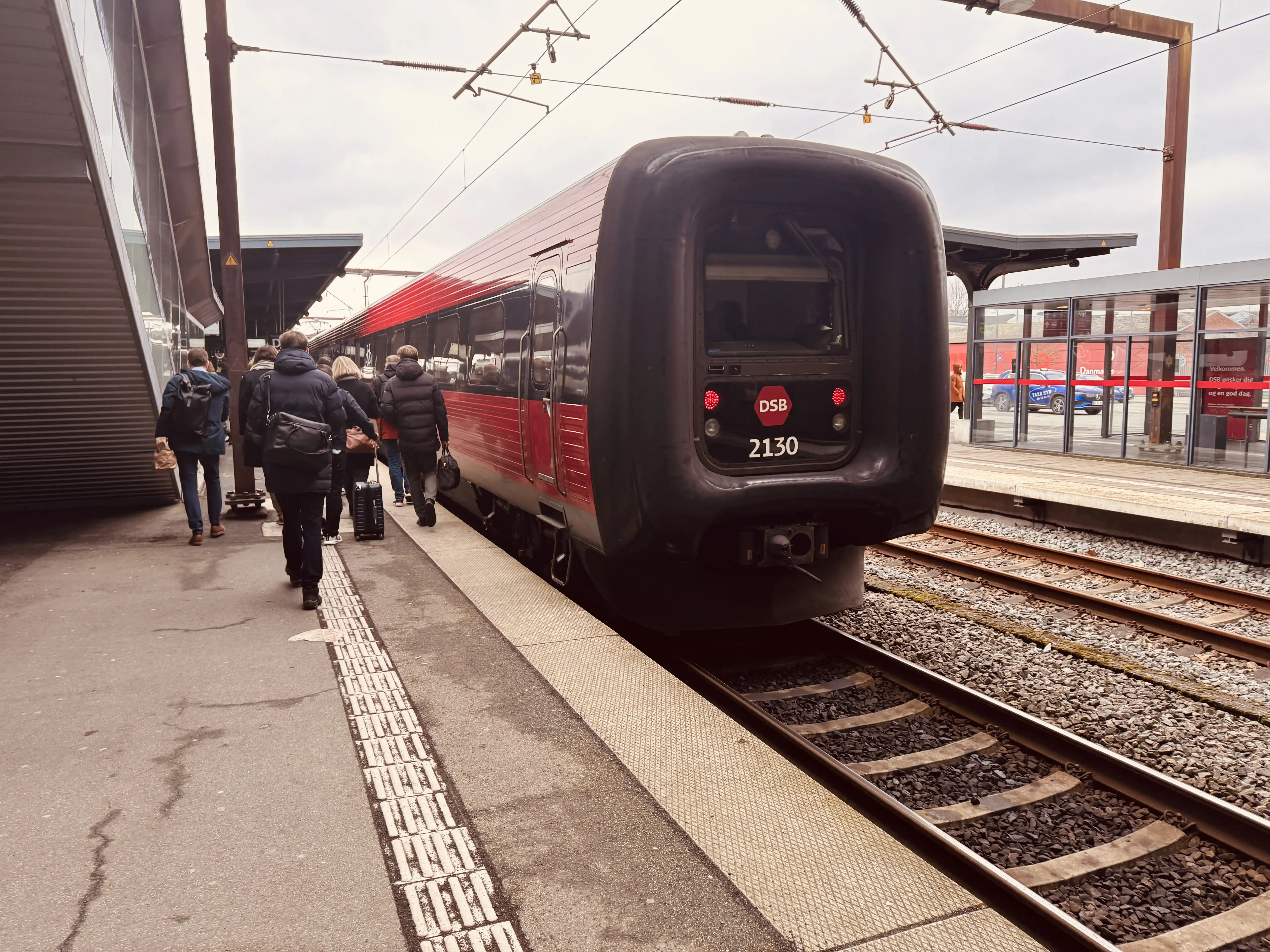 Billede af DSB ER 2030 fotograferet ud for Odense Banegård Center.