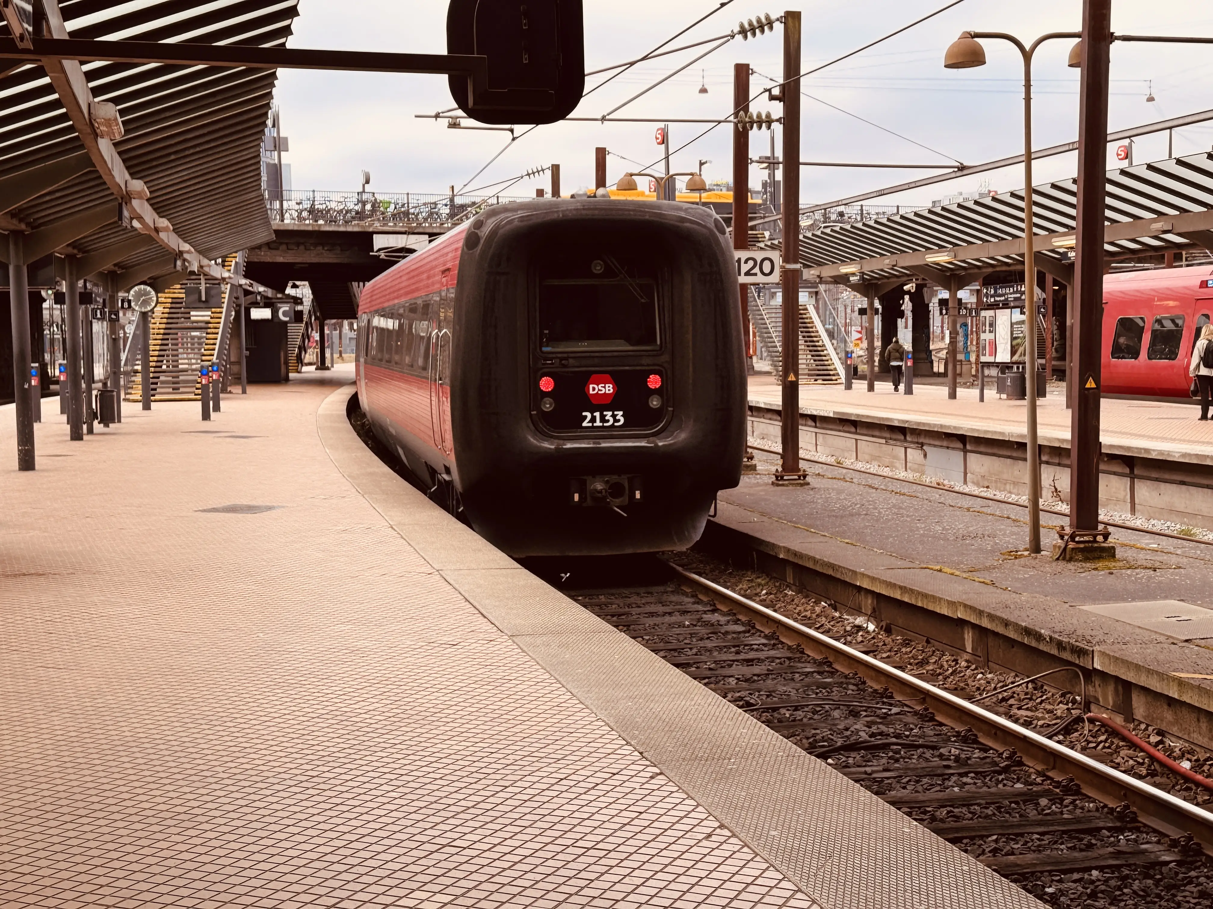Billede af DSB ER 2033 fotograferet ud for København Hovedbanegård.