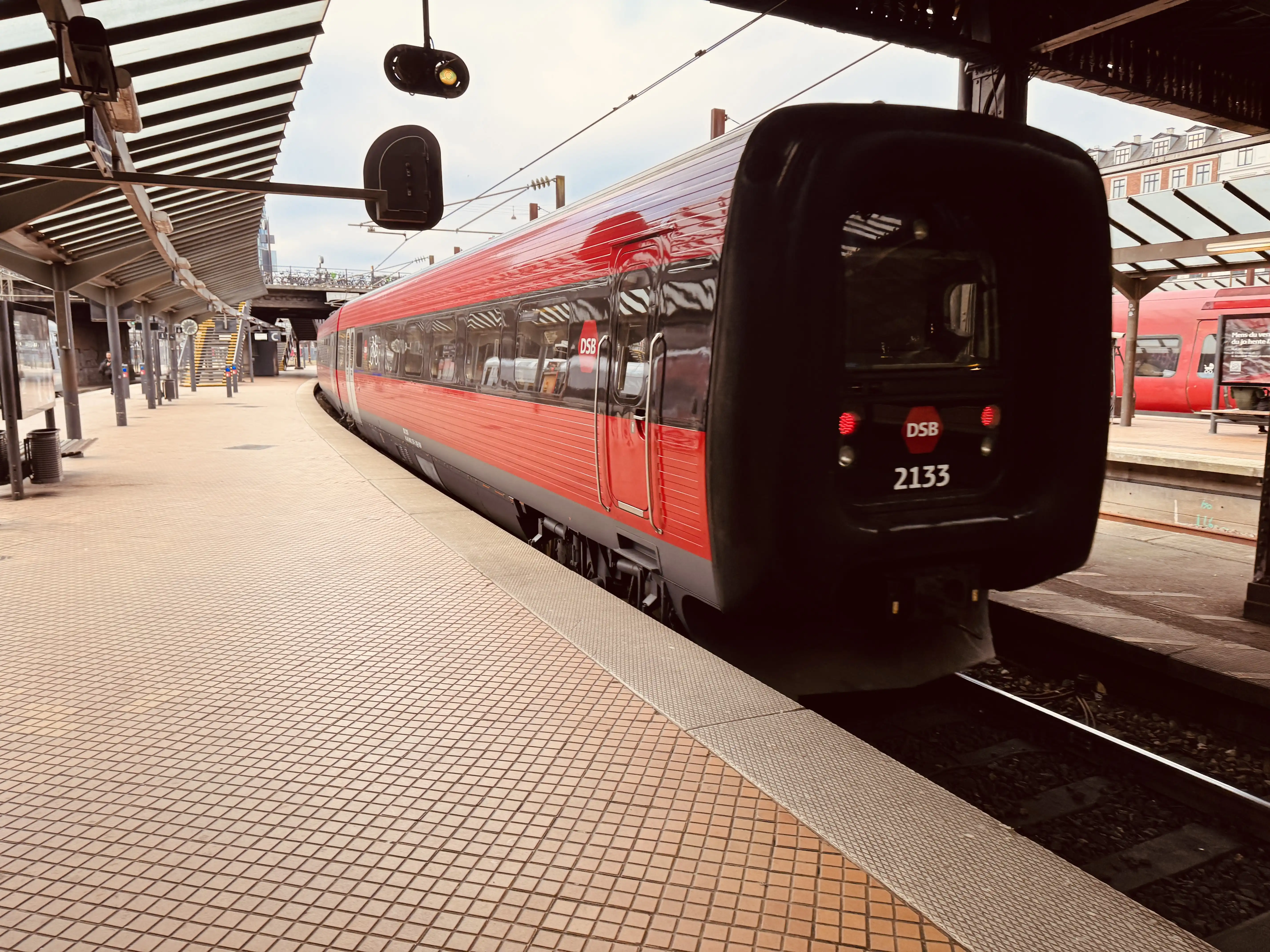Billede af DSB ER 2033 fotograferet ud for København Hovedbanegård.