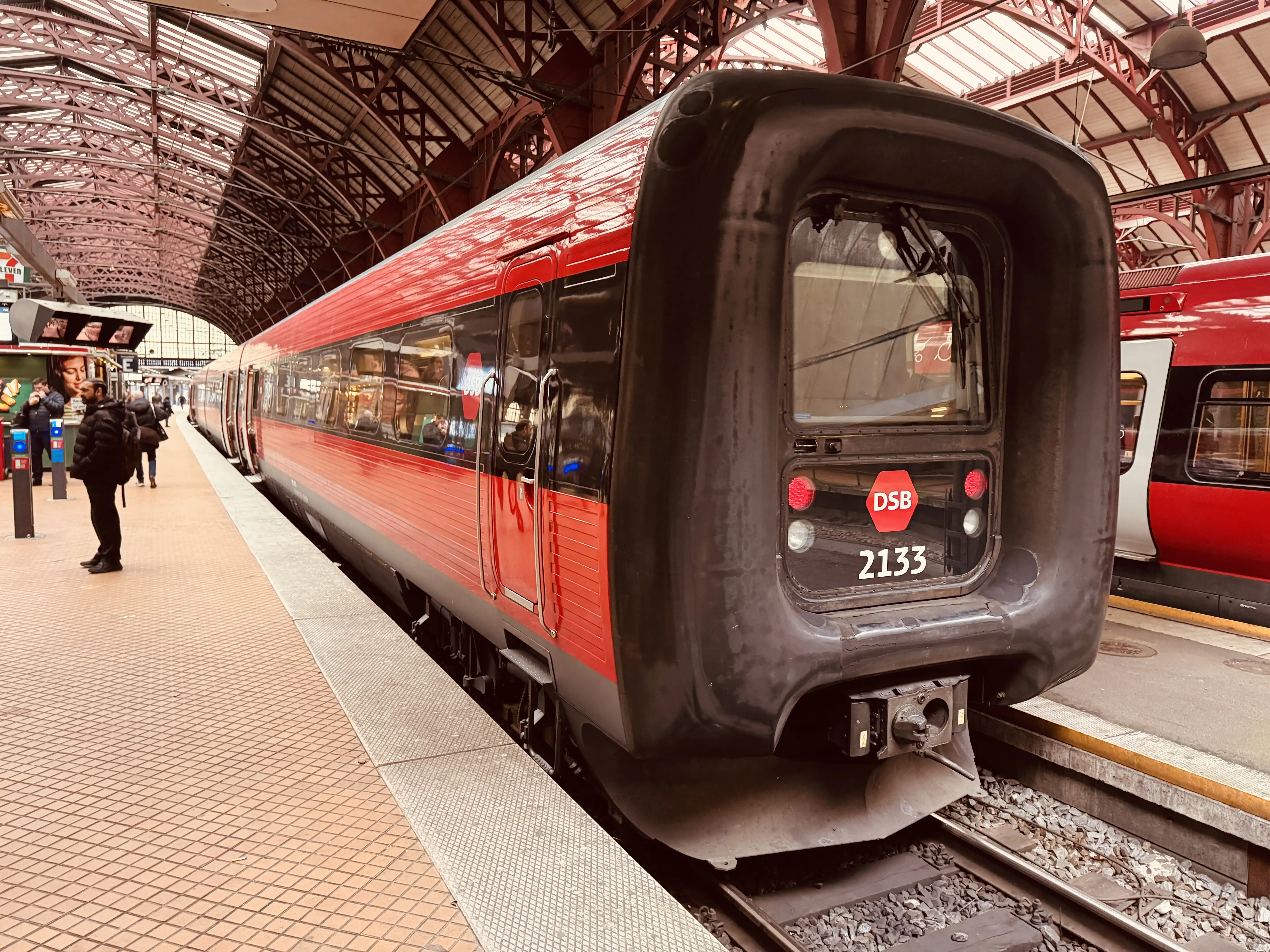 Billede af DSB ER 2033 fotograferet ud for København Hovedbanegård.