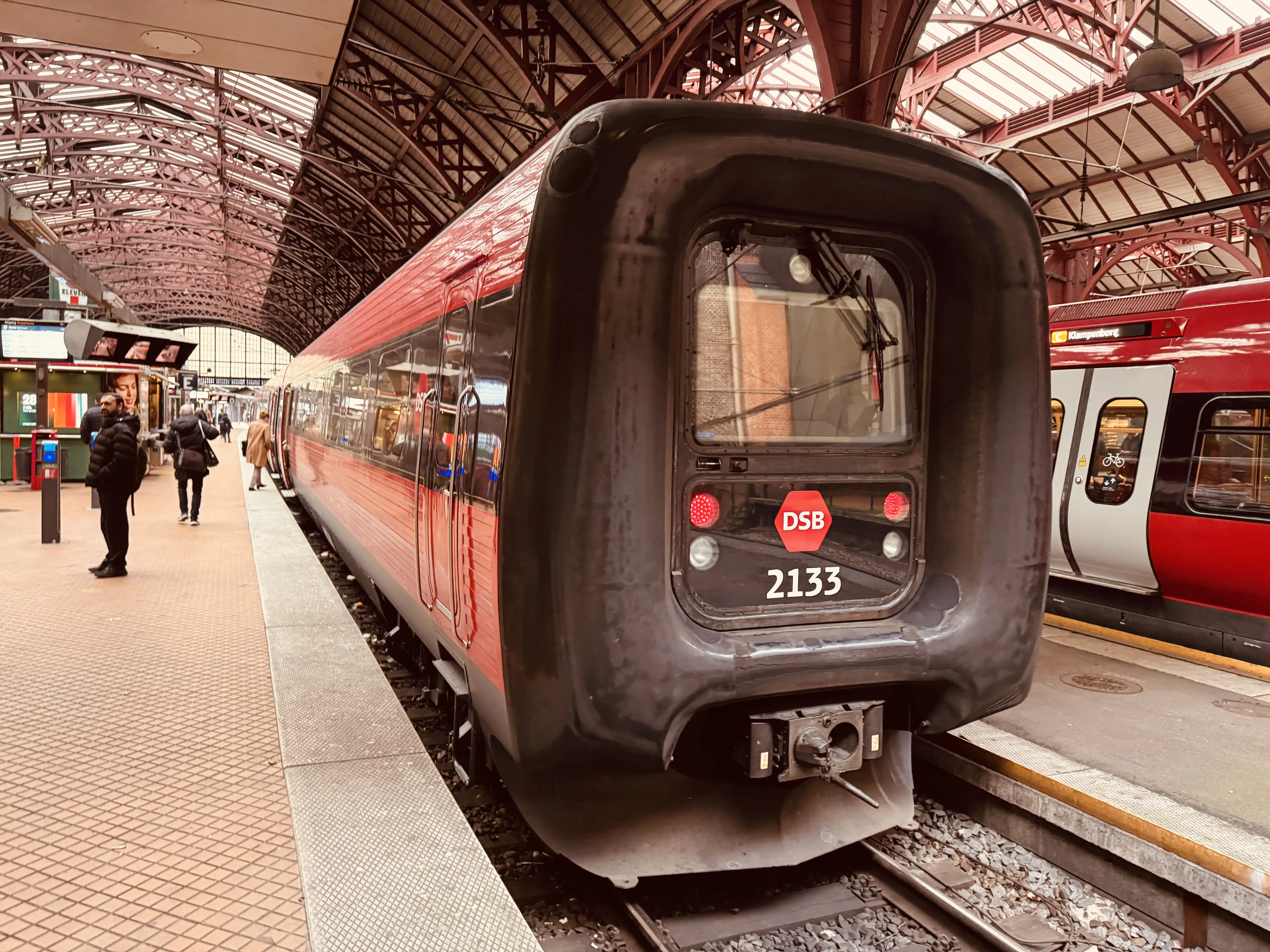 Billede af DSB ER 2033 fotograferet ud for København Hovedbanegård.