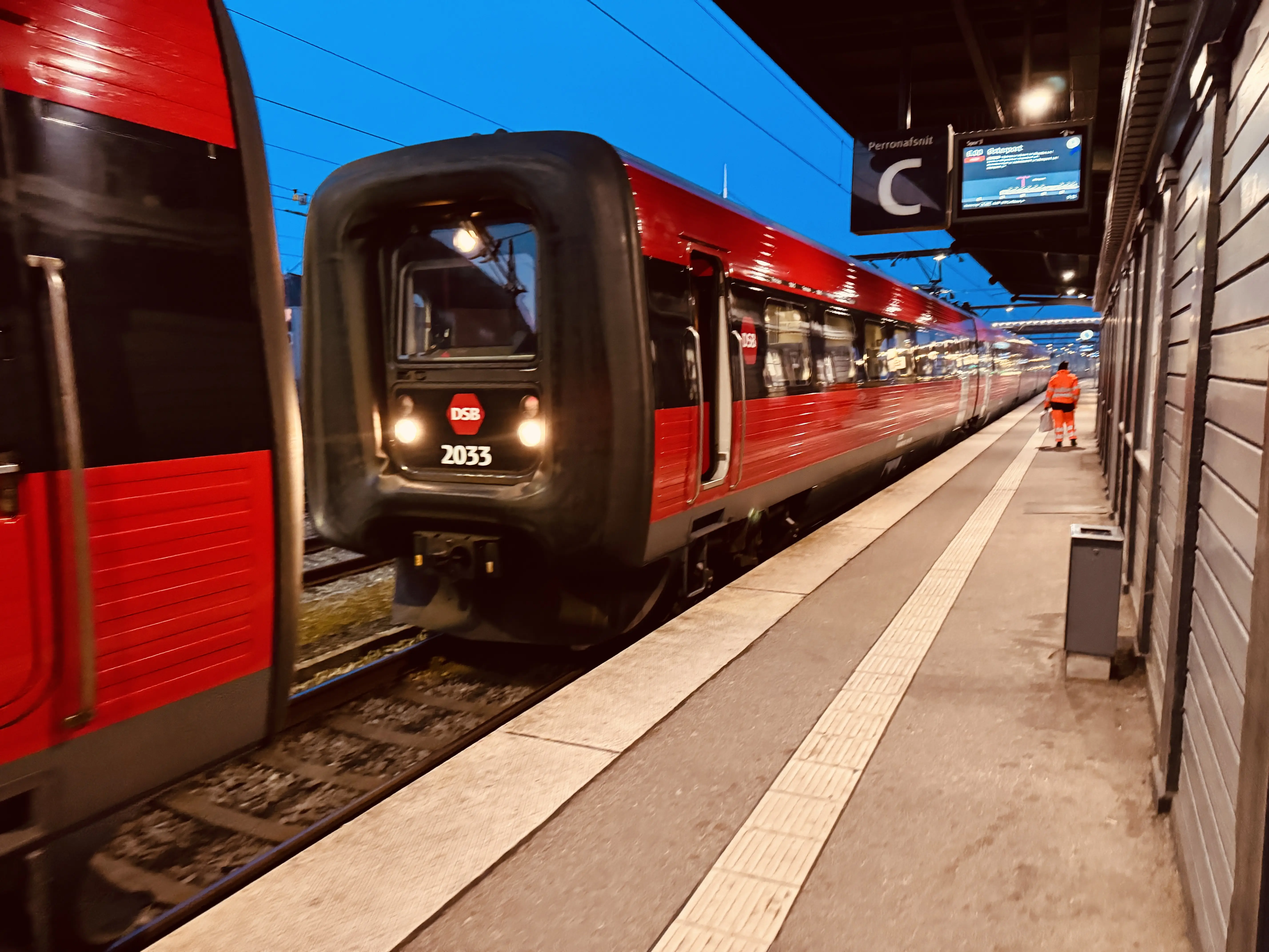 Billede af DSB ER 2033 fotograferet ud for Odense Banegård Center.