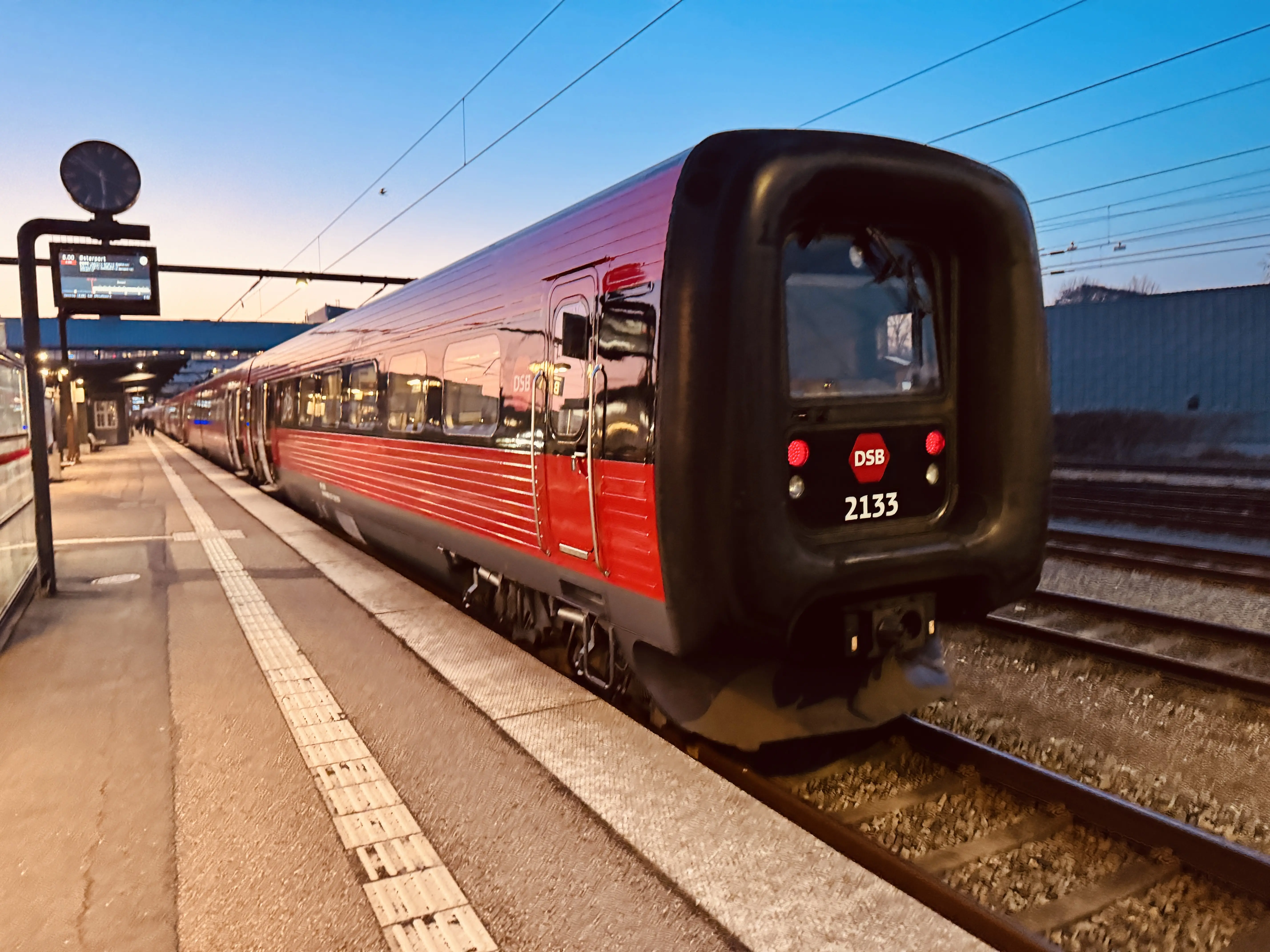 Billede af DSB ER 2033 fotograferet ud for Odense Banegård Center.