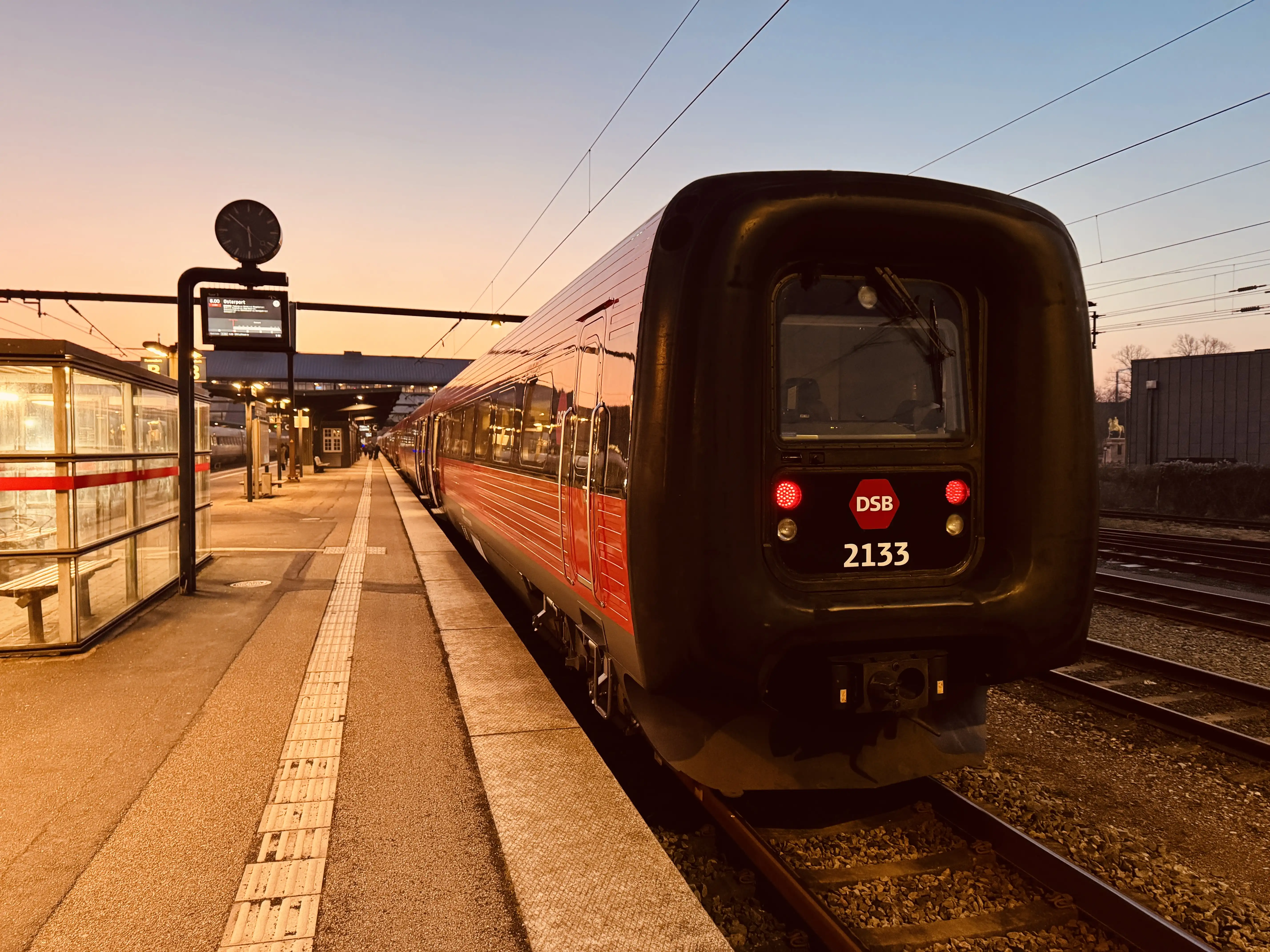 Billede af DSB ER 2033 fotograferet ud for Odense Banegård Center.