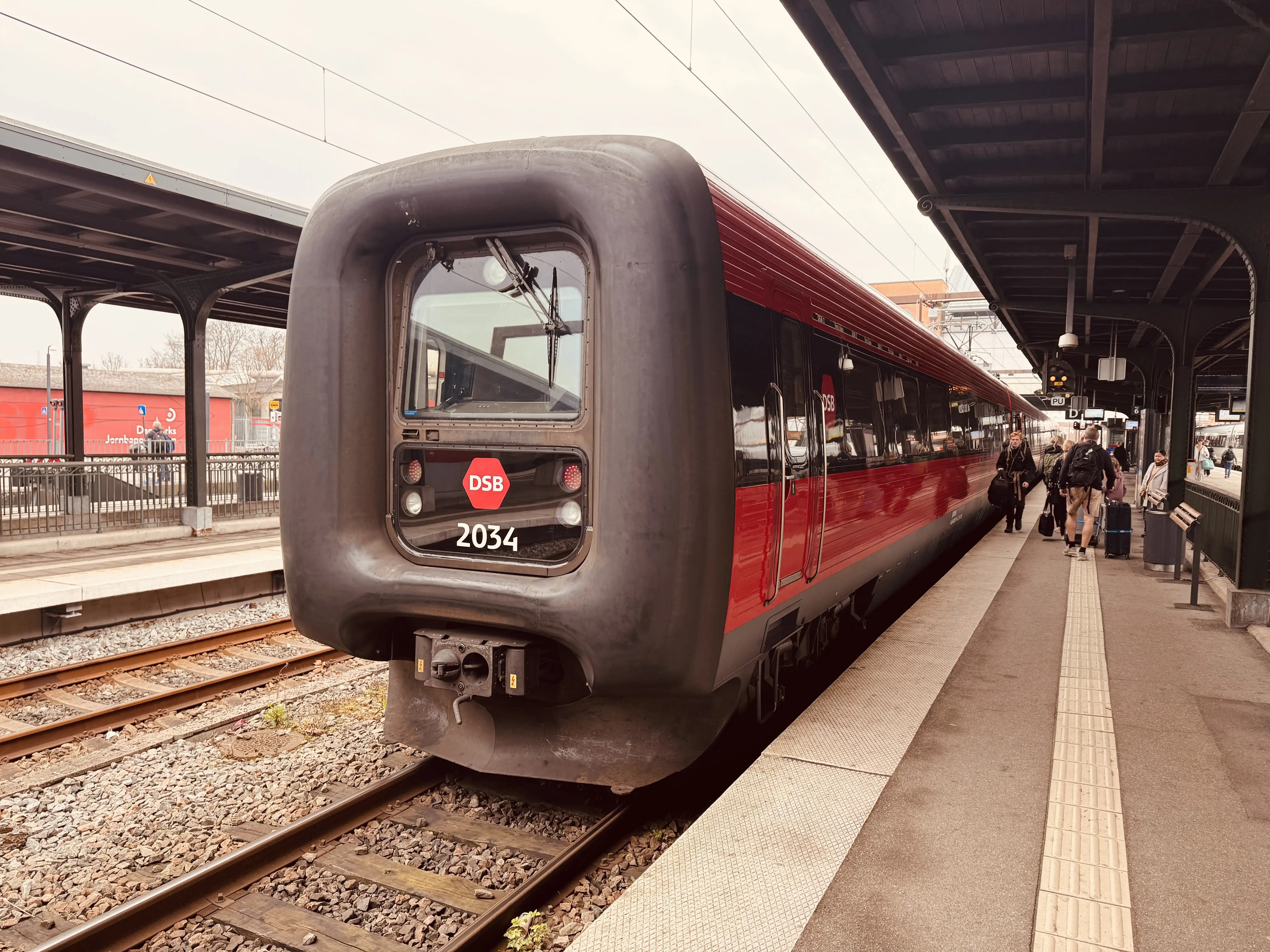 Billede af DSB ER 2034 fotograferet ud for Odense Banegård Center.