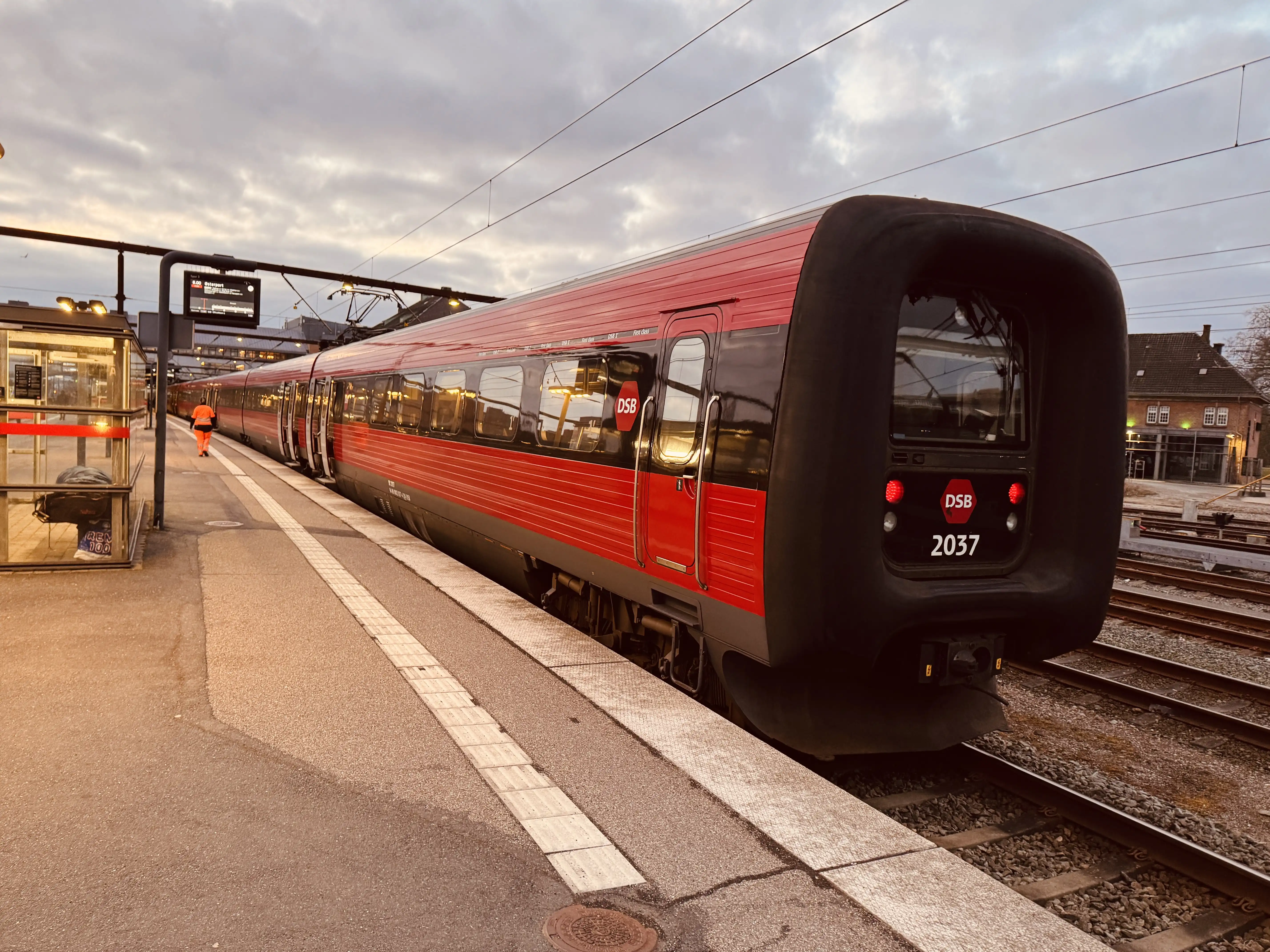 Billede af DSB ER 2037 fotograferet ud for Odense Banegård Center.