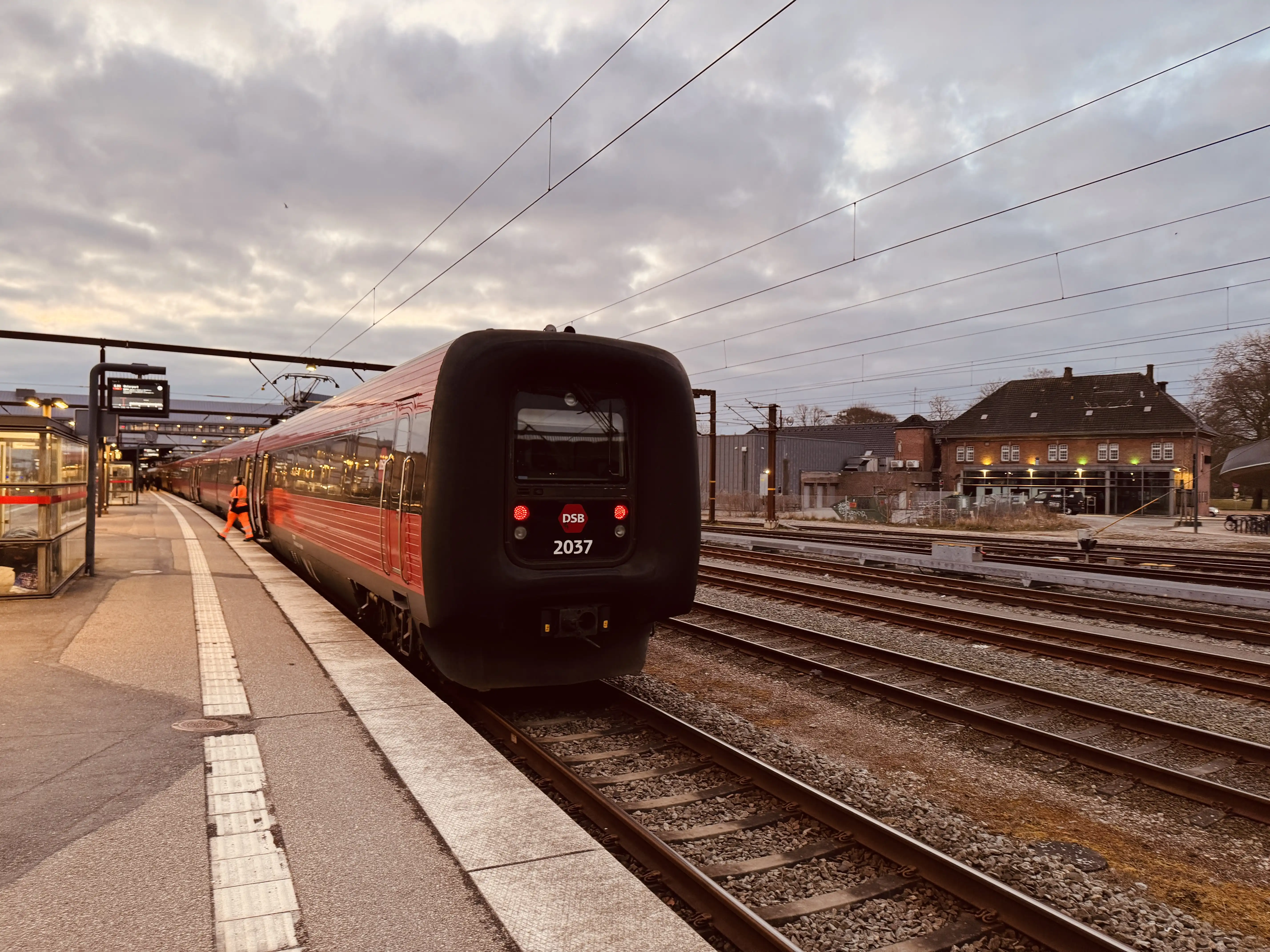 Billede af DSB ER 2037 fotograferet ud for Odense Banegård Center.