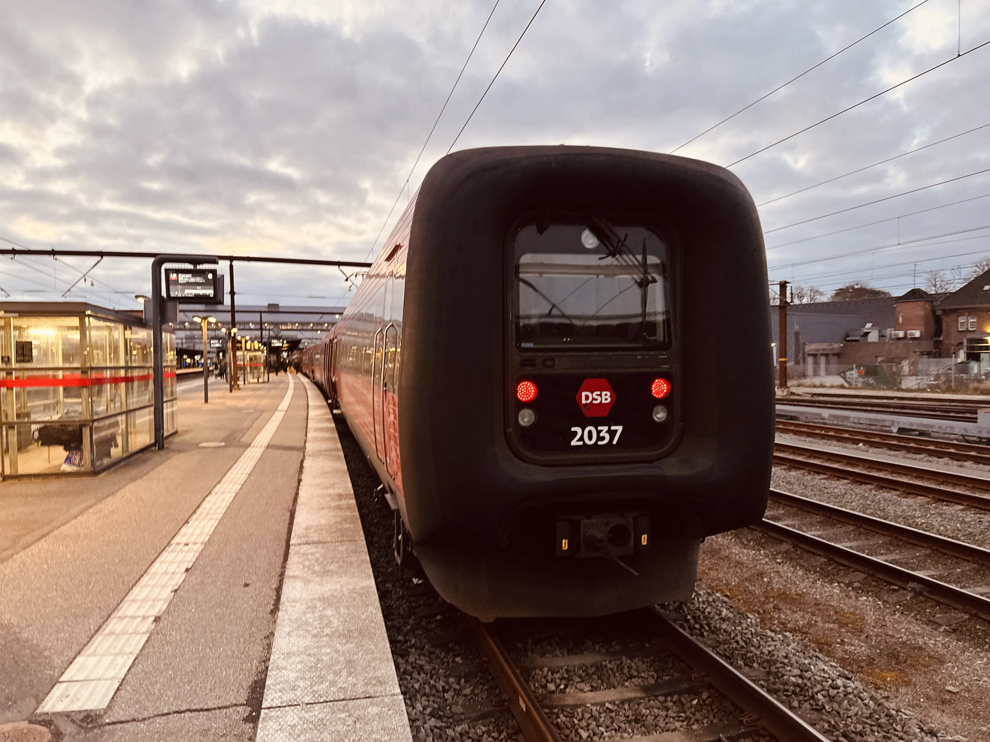 Billede af DSB ER 2037 fotograferet ud for Odense Banegård Center.