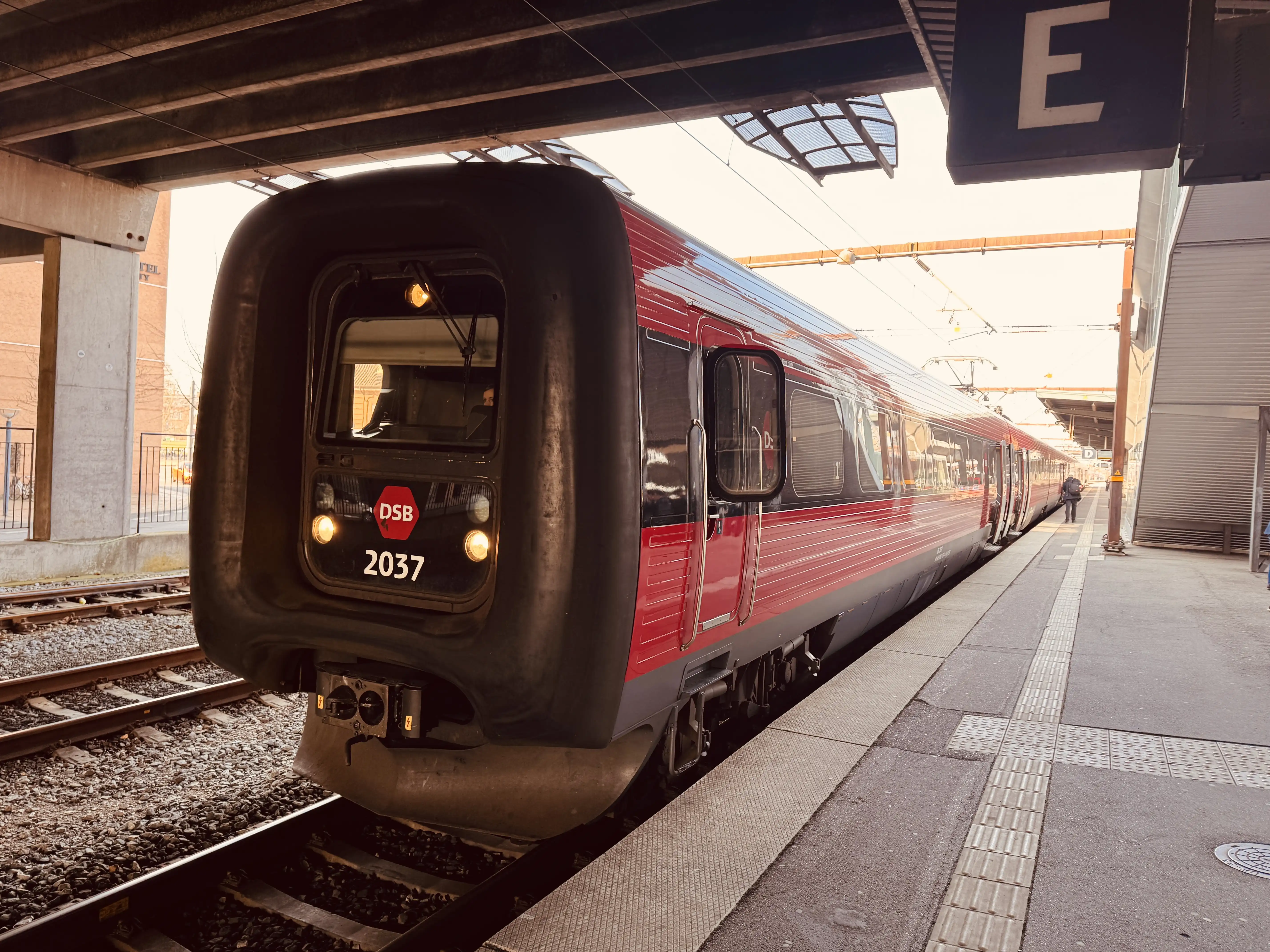 Billede af DSB ER 2037 fotograferet ud for Odense Banegård Center.