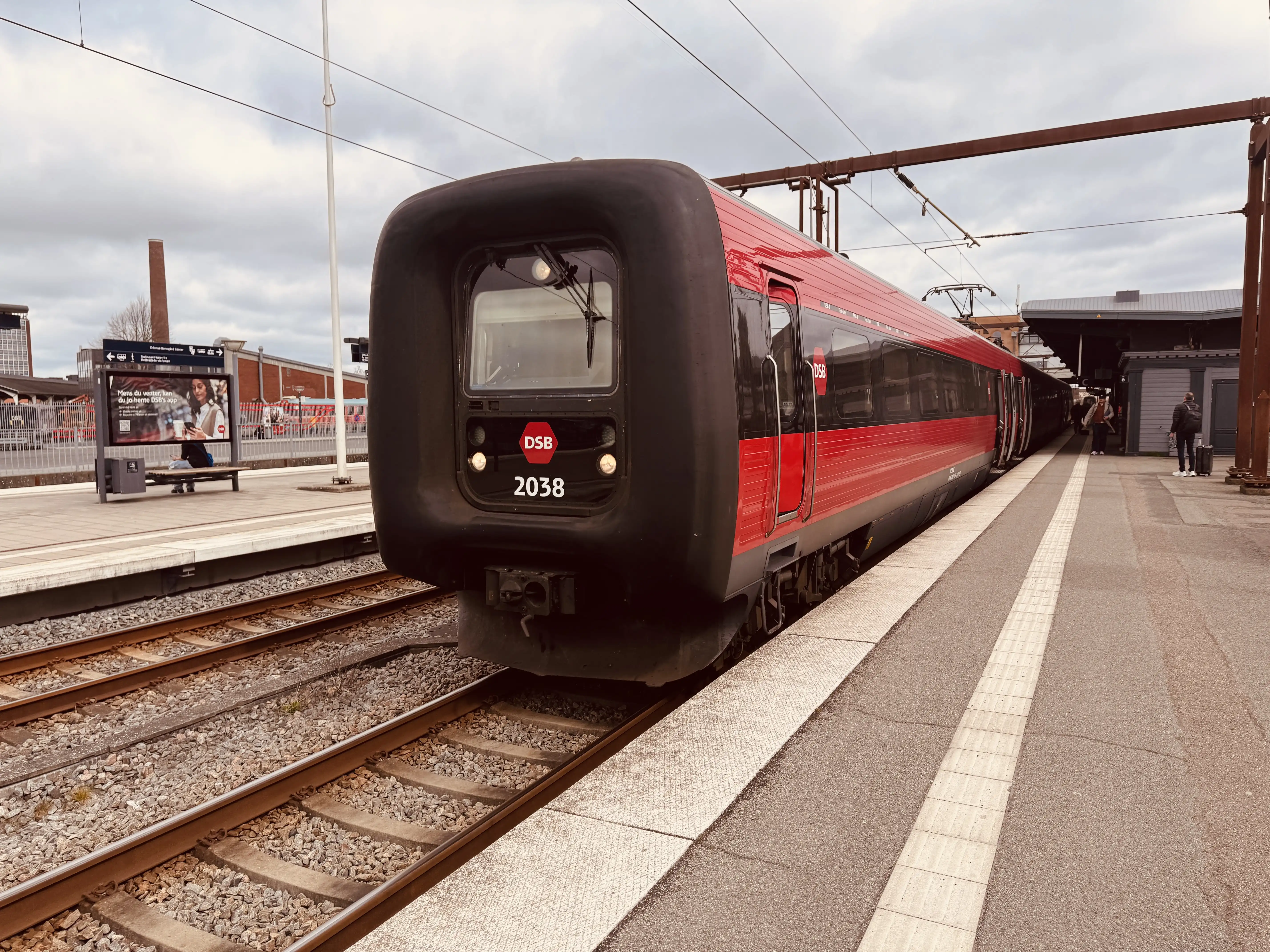 Billede af DSB ER 2038 fotograferet ud for Odense Banegård Center.