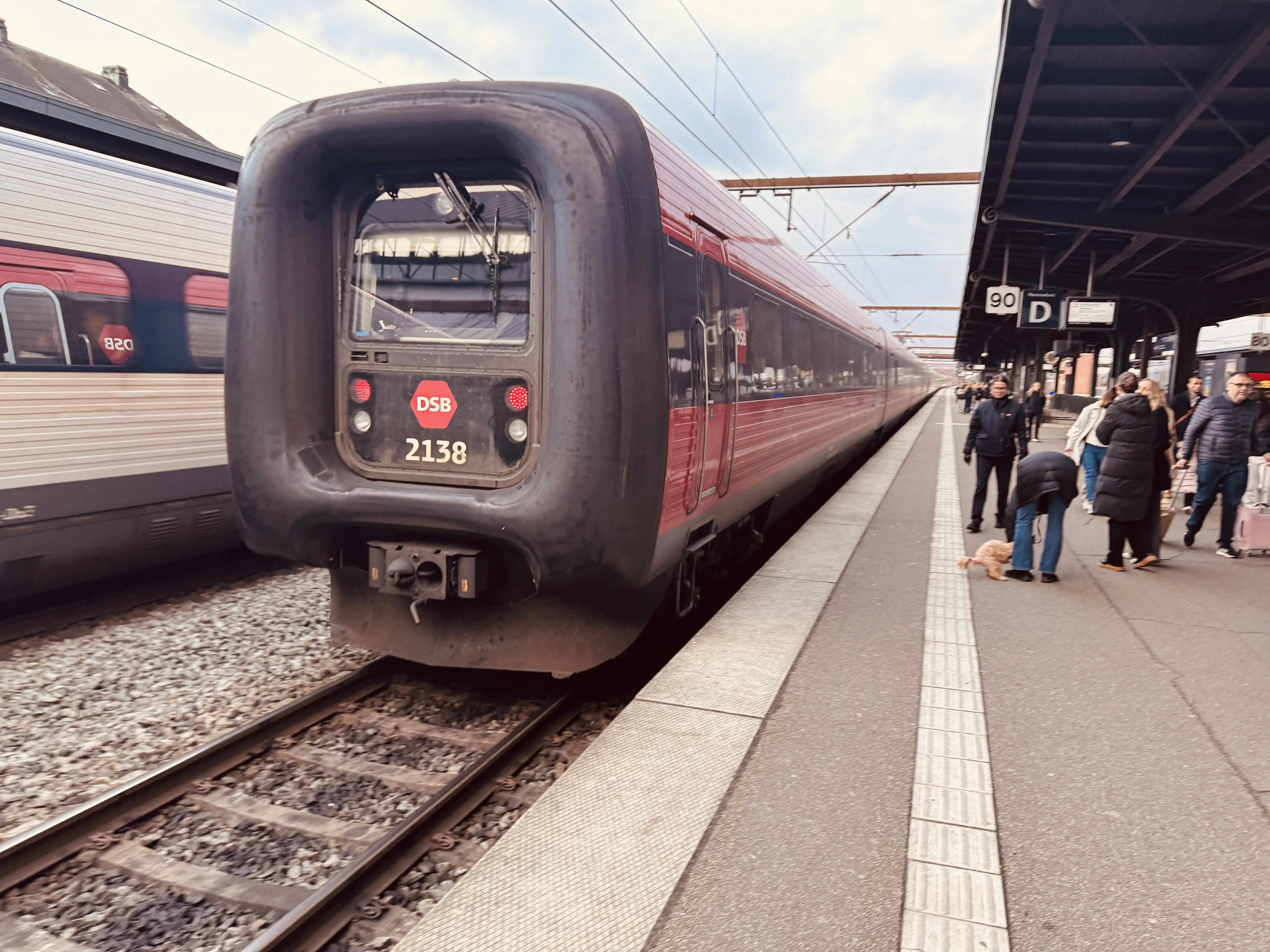 Billede af DSB ER 2038 fotograferet ud for Odense Banegård Center.