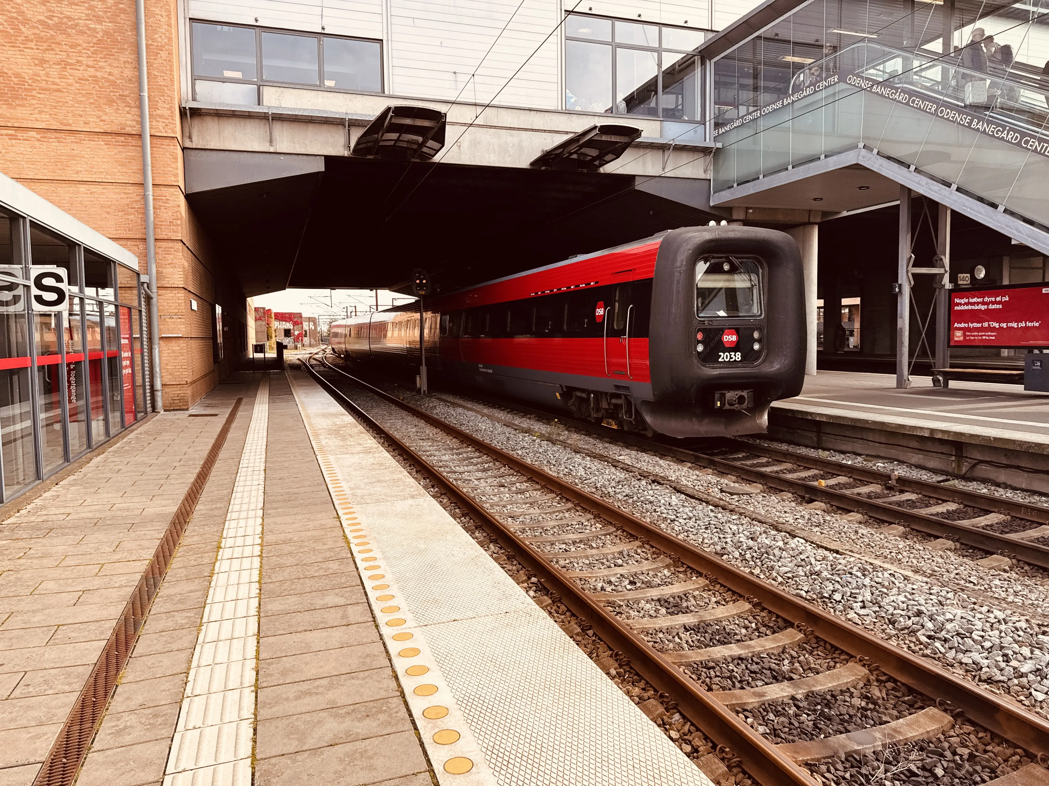Billede af DSB ER 2038 fotograferet ud for Odense Banegård Center.