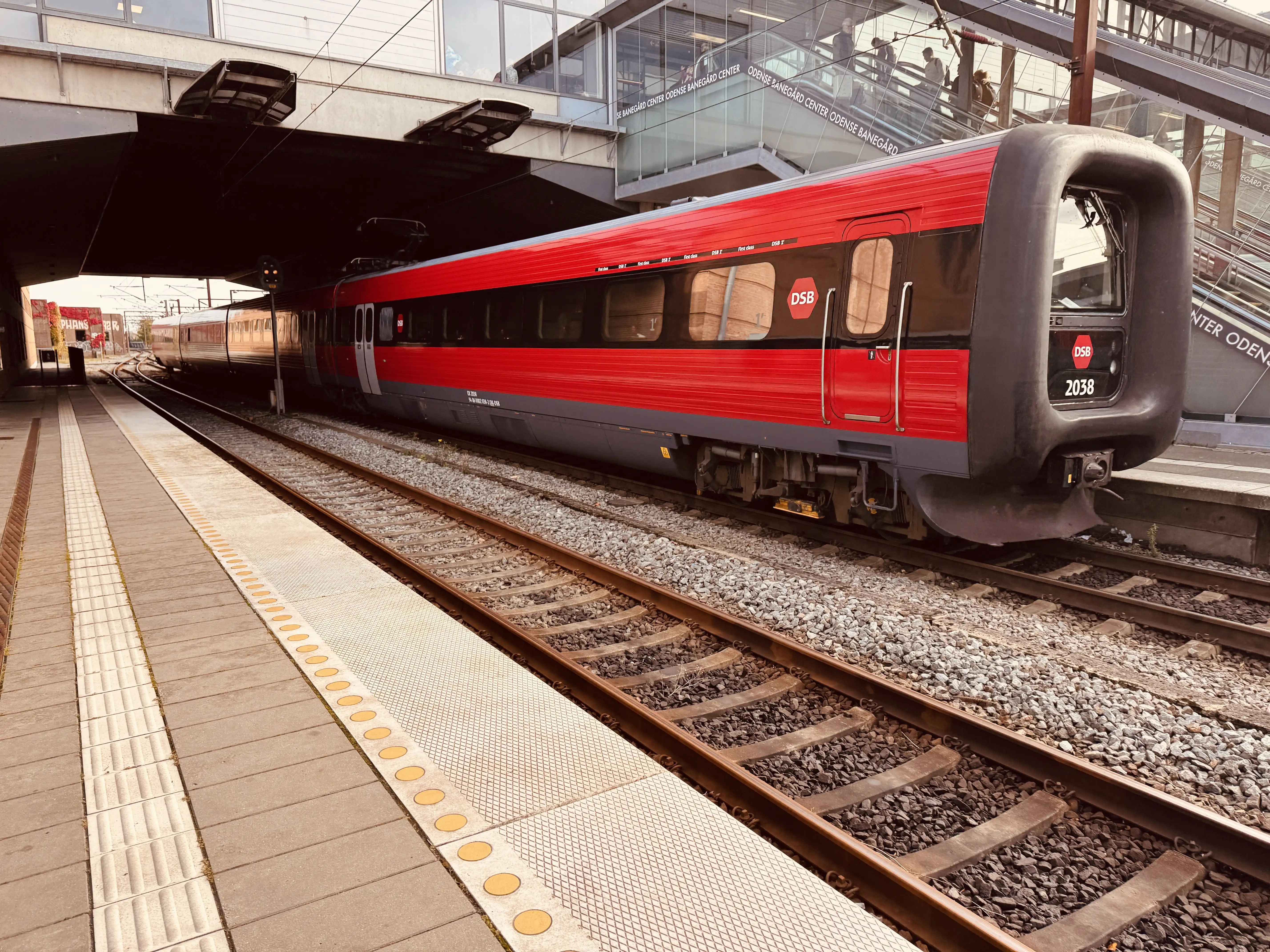 Billede af DSB ER 2038 fotograferet ud for Odense Banegård Center.