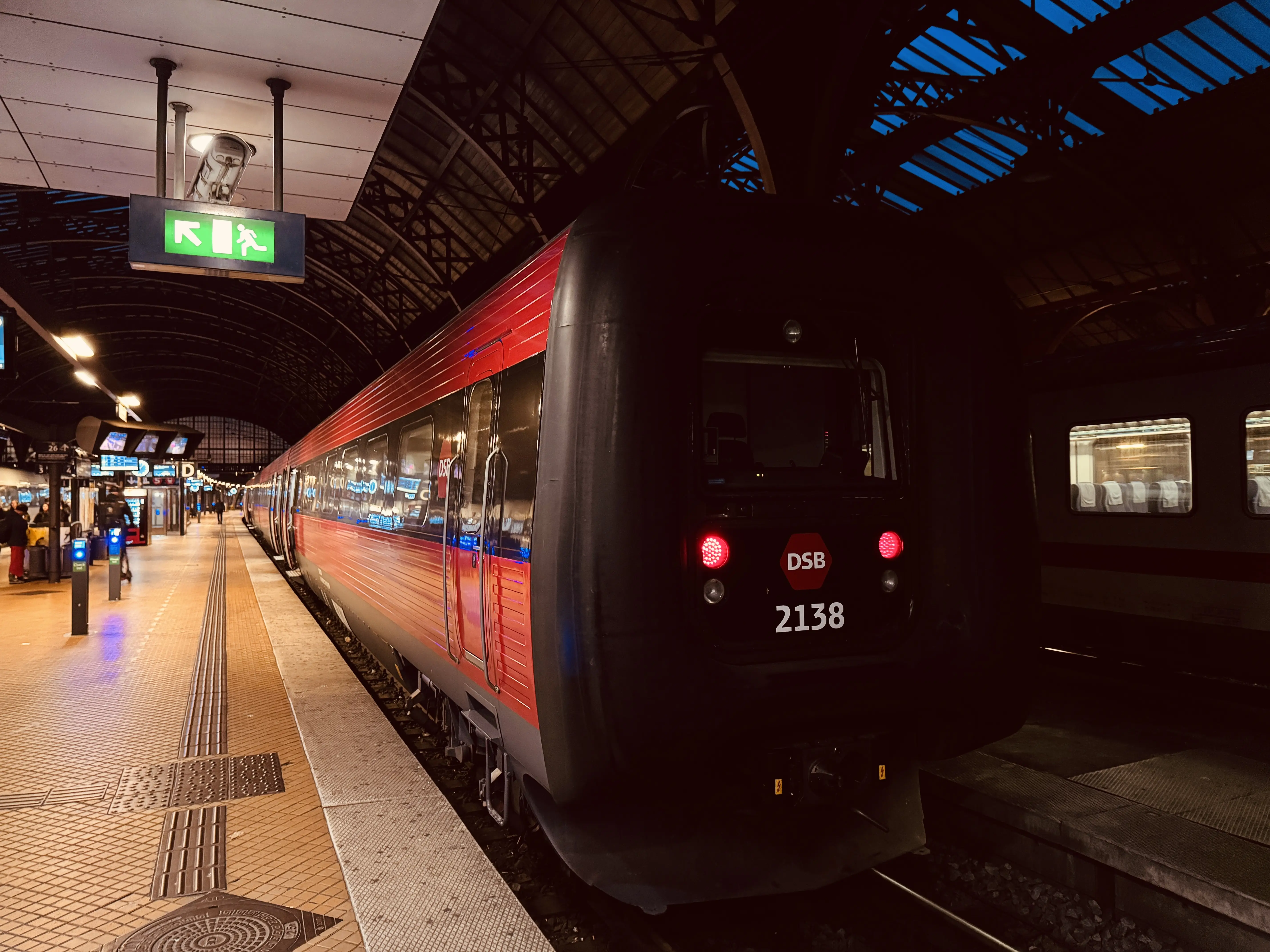 Billede af DSB ER 2038 fotograferet ud for Odense Banegård Center.