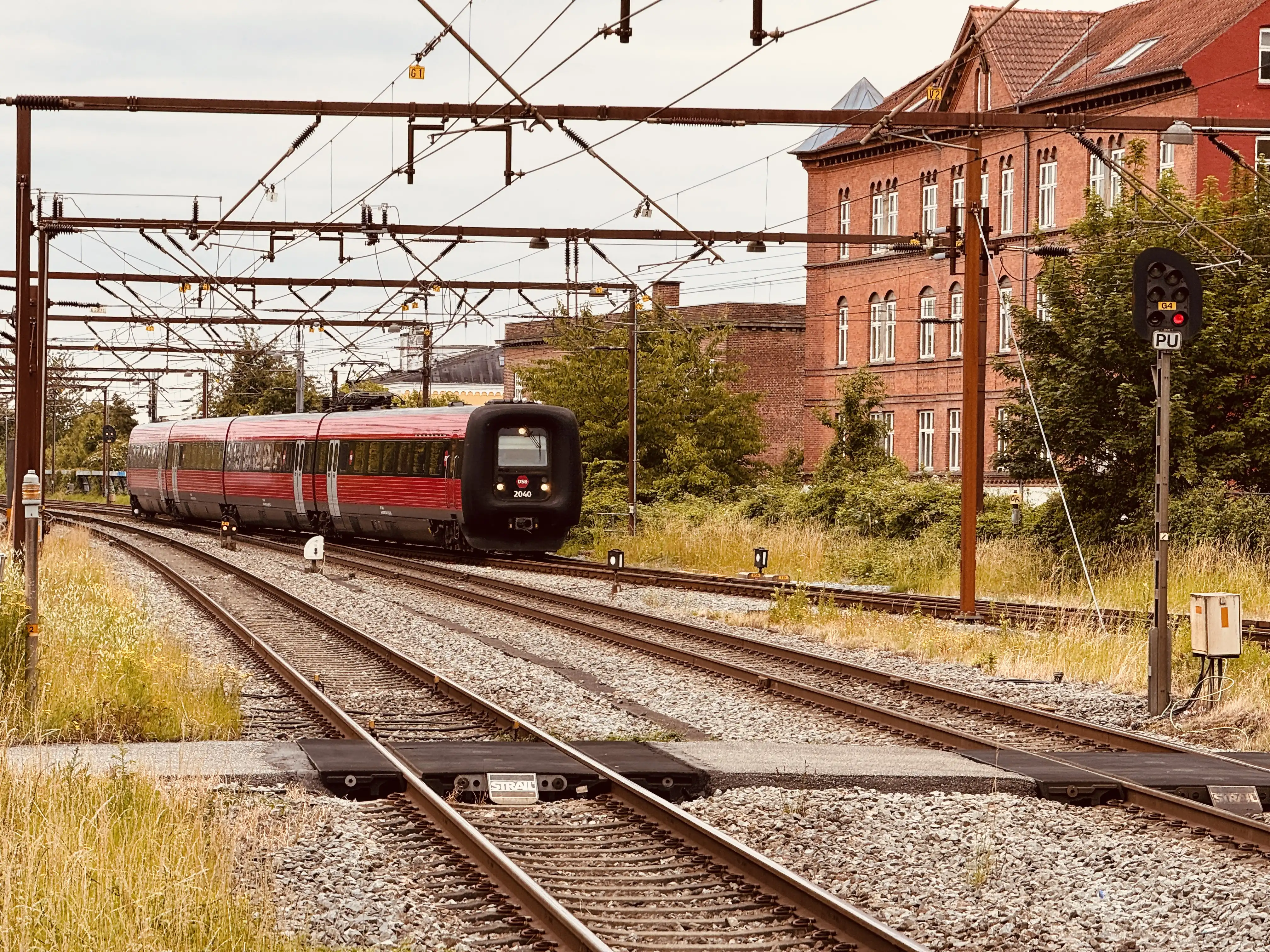 Billede af DSB ER 2040 fotograferet ud for Odense Banegård Center.