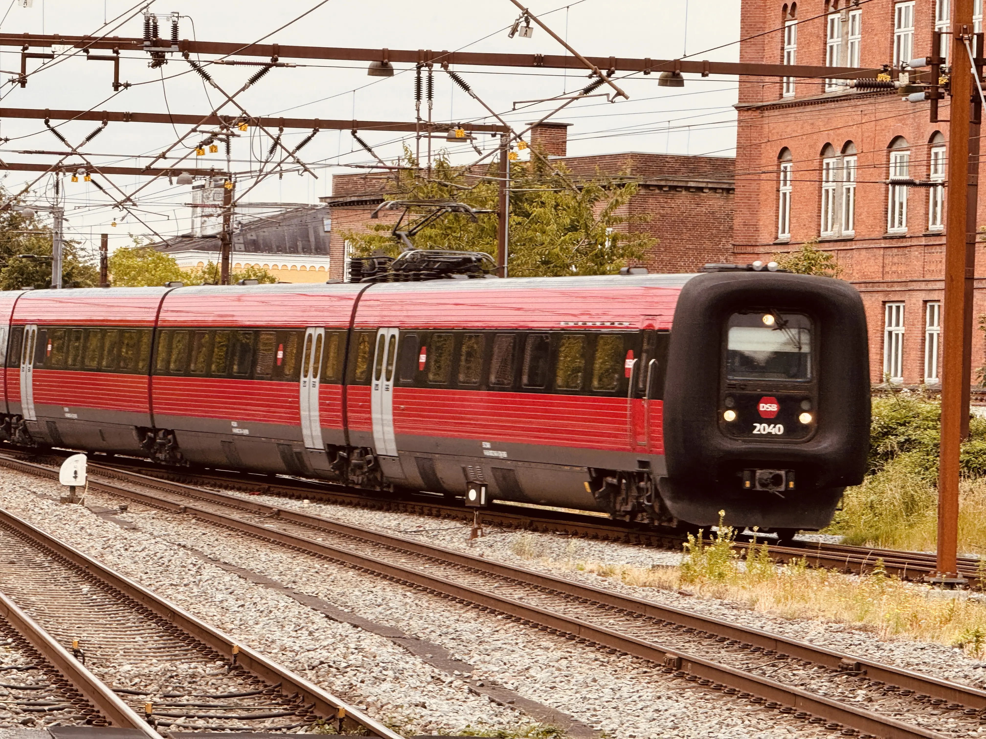 Billede af DSB ER 2040 fotograferet ud for Odense Banegård Center.