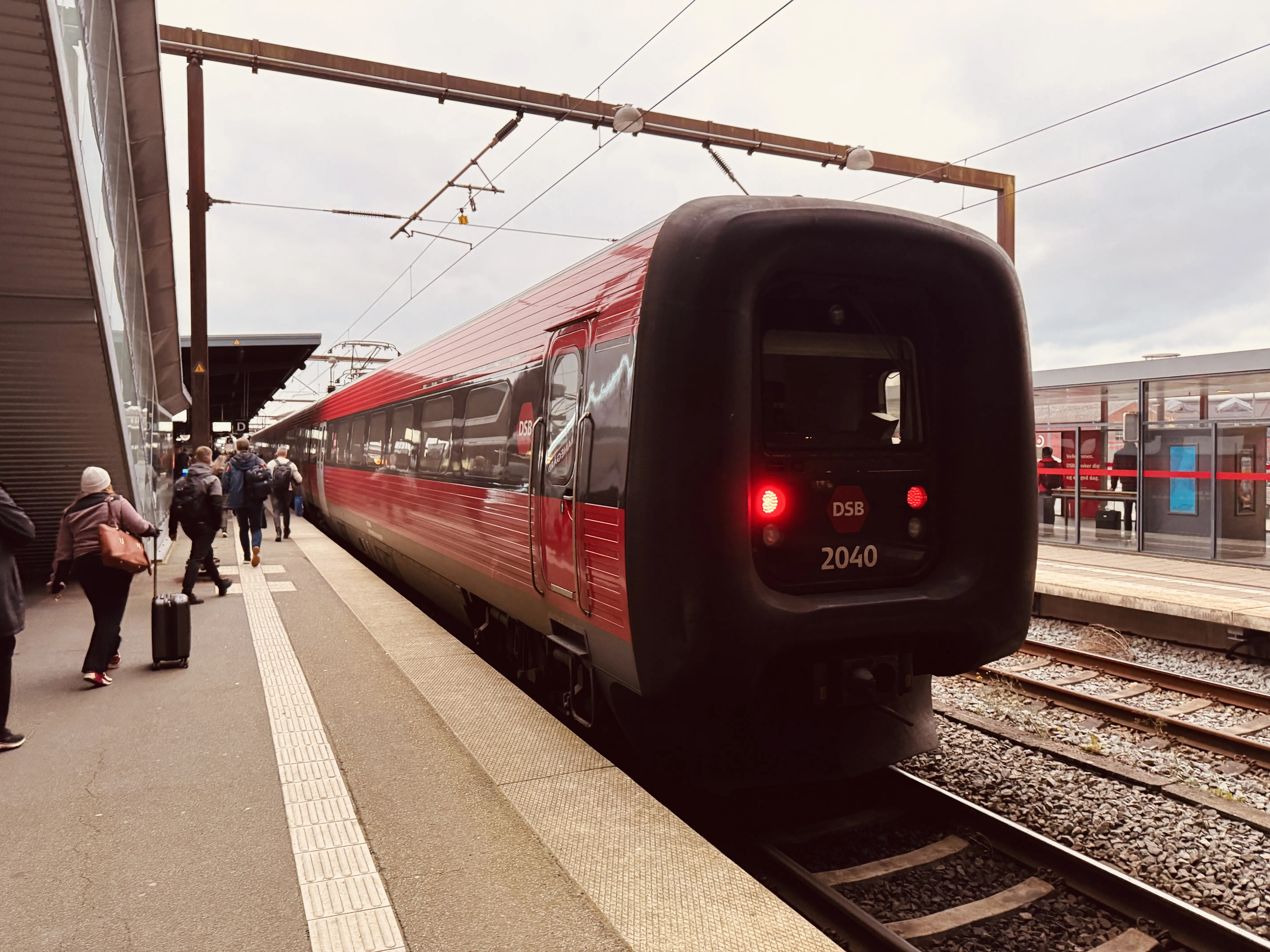 Billede af DSB ER 2040 fotograferet ud for Odense Banegård Center.