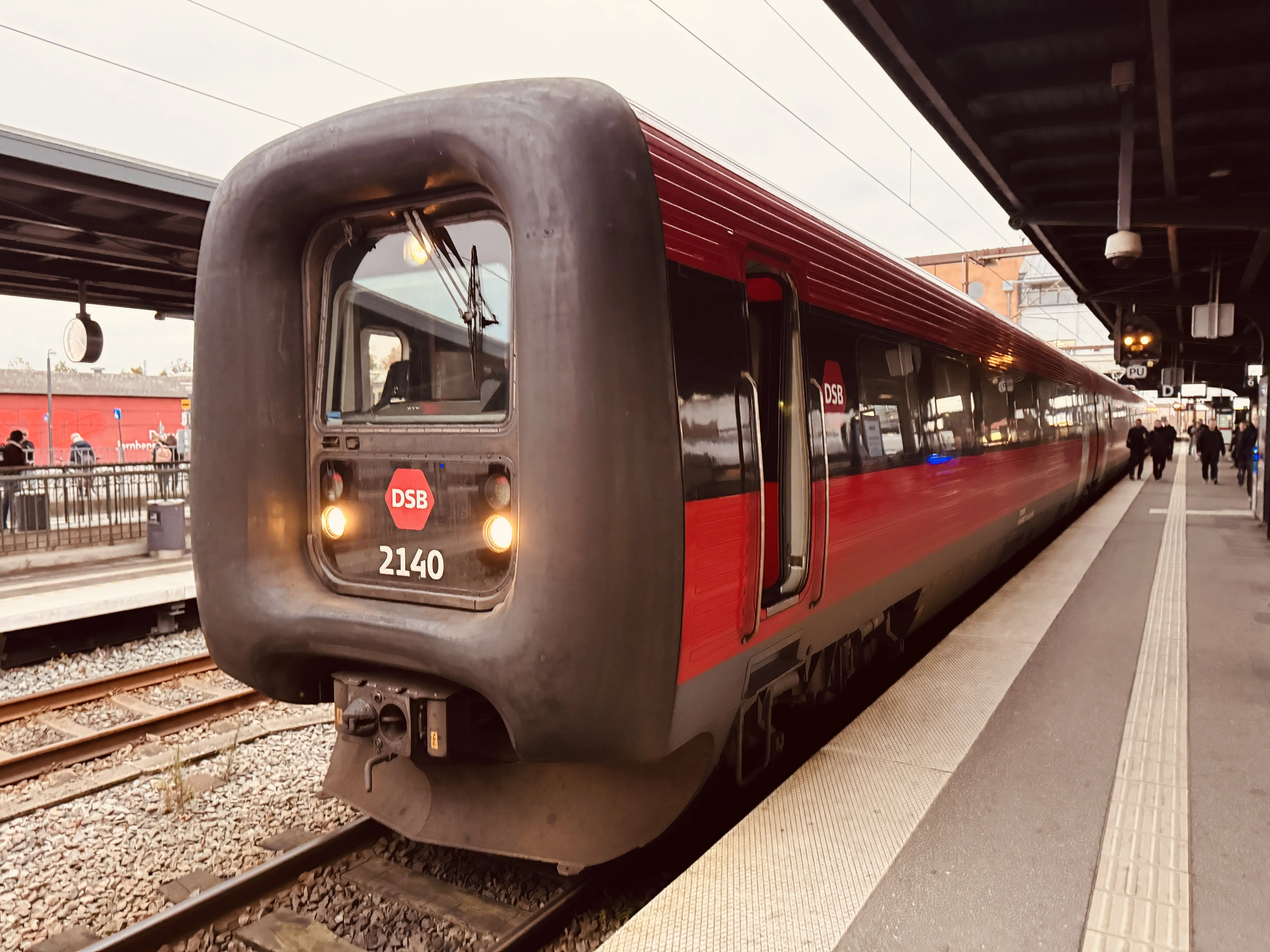Billede af DSB ER 2040 fotograferet ud for Odense Banegård Center.