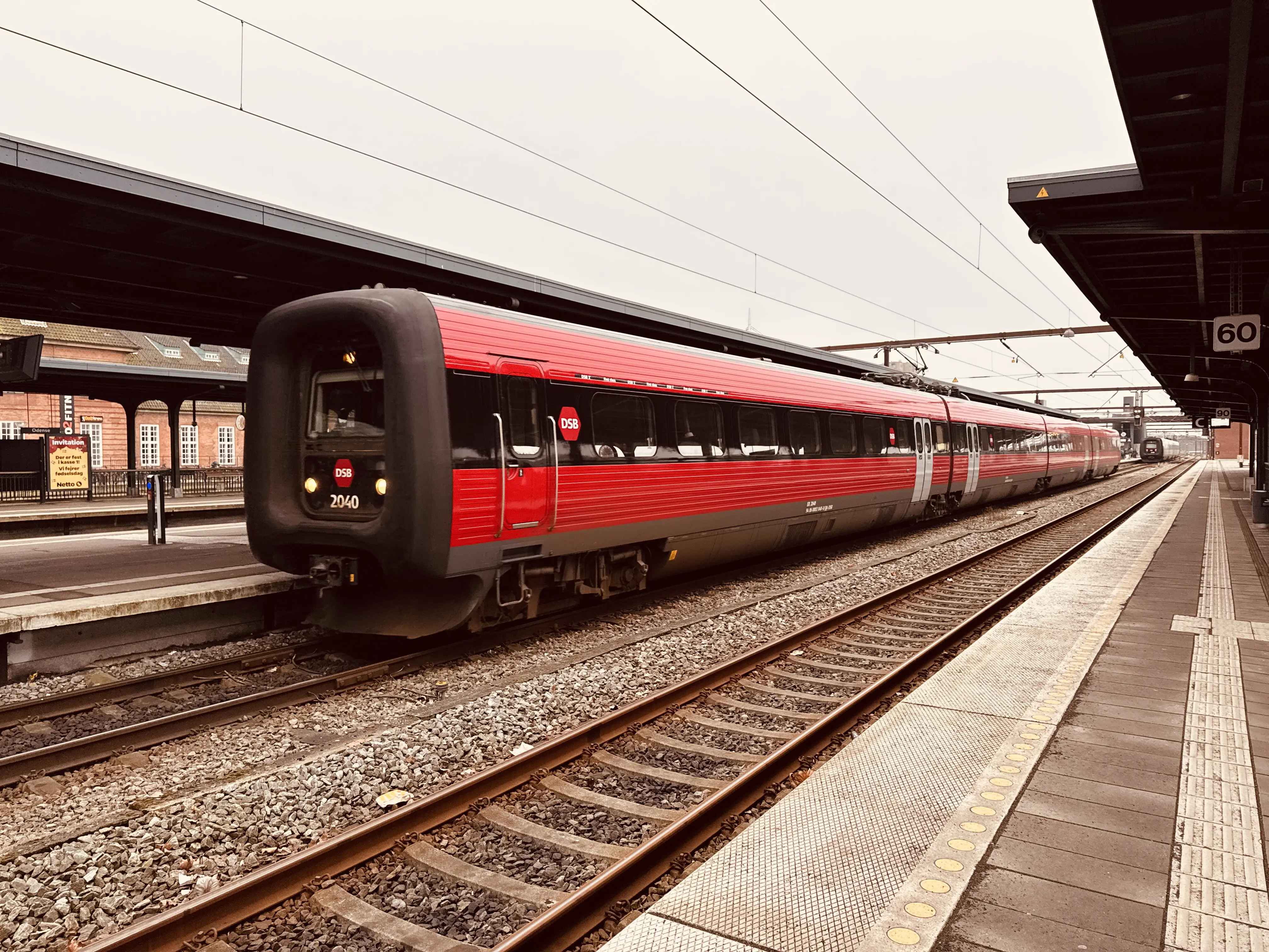 Billede af DSB ER 2040 fotograferet ud for Odense Banegård Center.