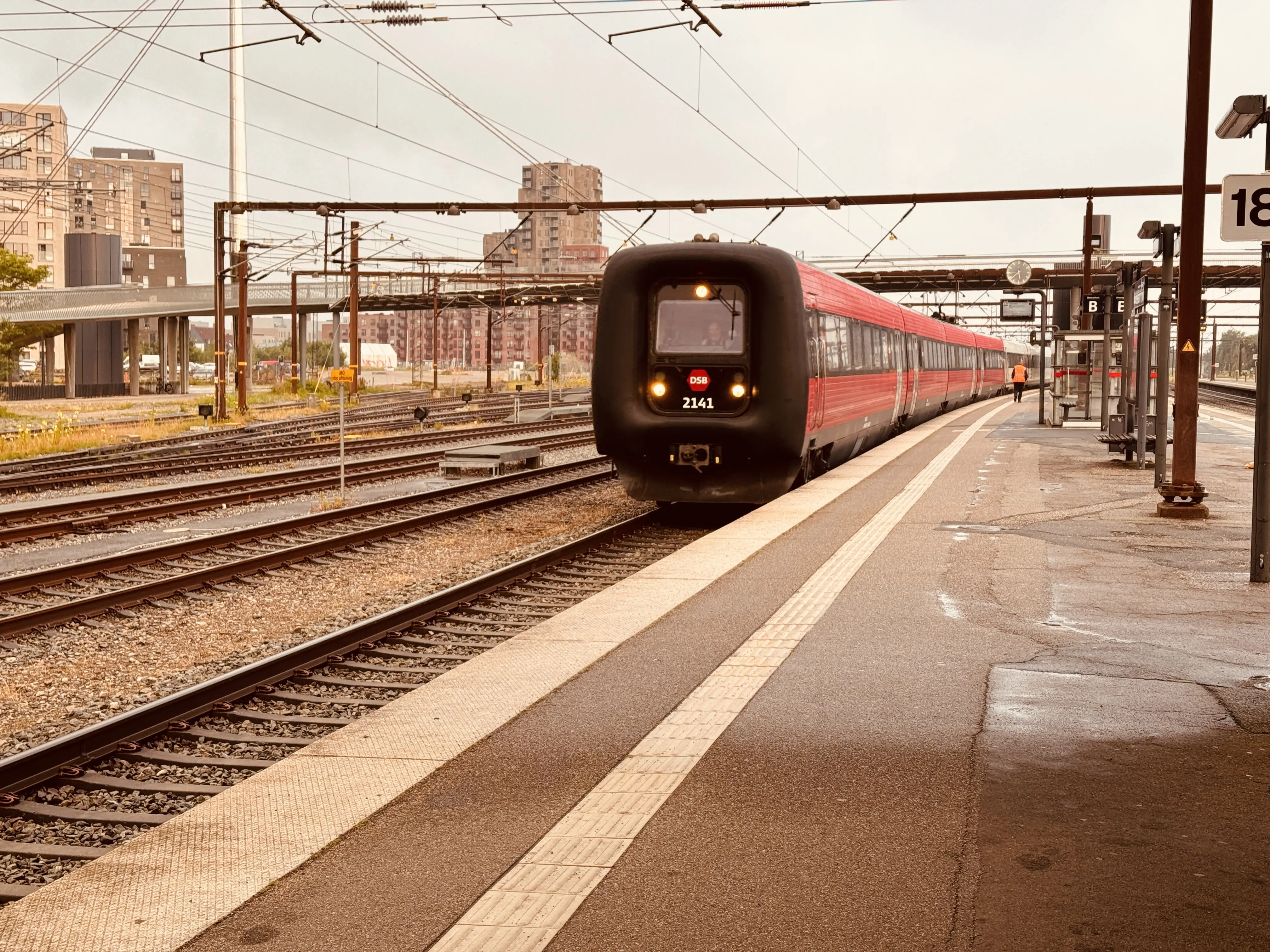 Billede af DSB ER 2041 fotograferet ud for Odense Banegård Center.