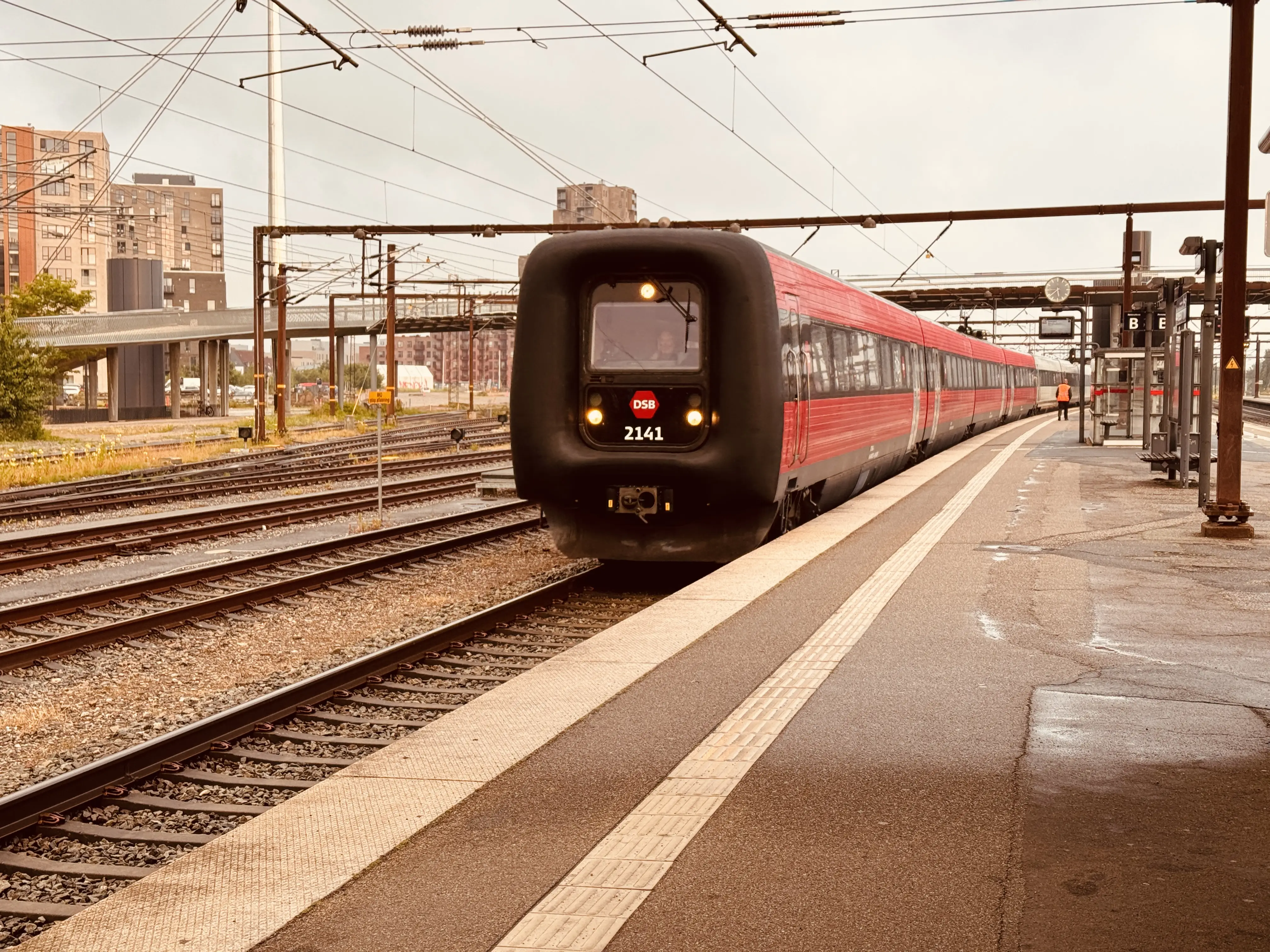 Billede af DSB ER 2041 fotograferet ud for Odense Banegård Center.