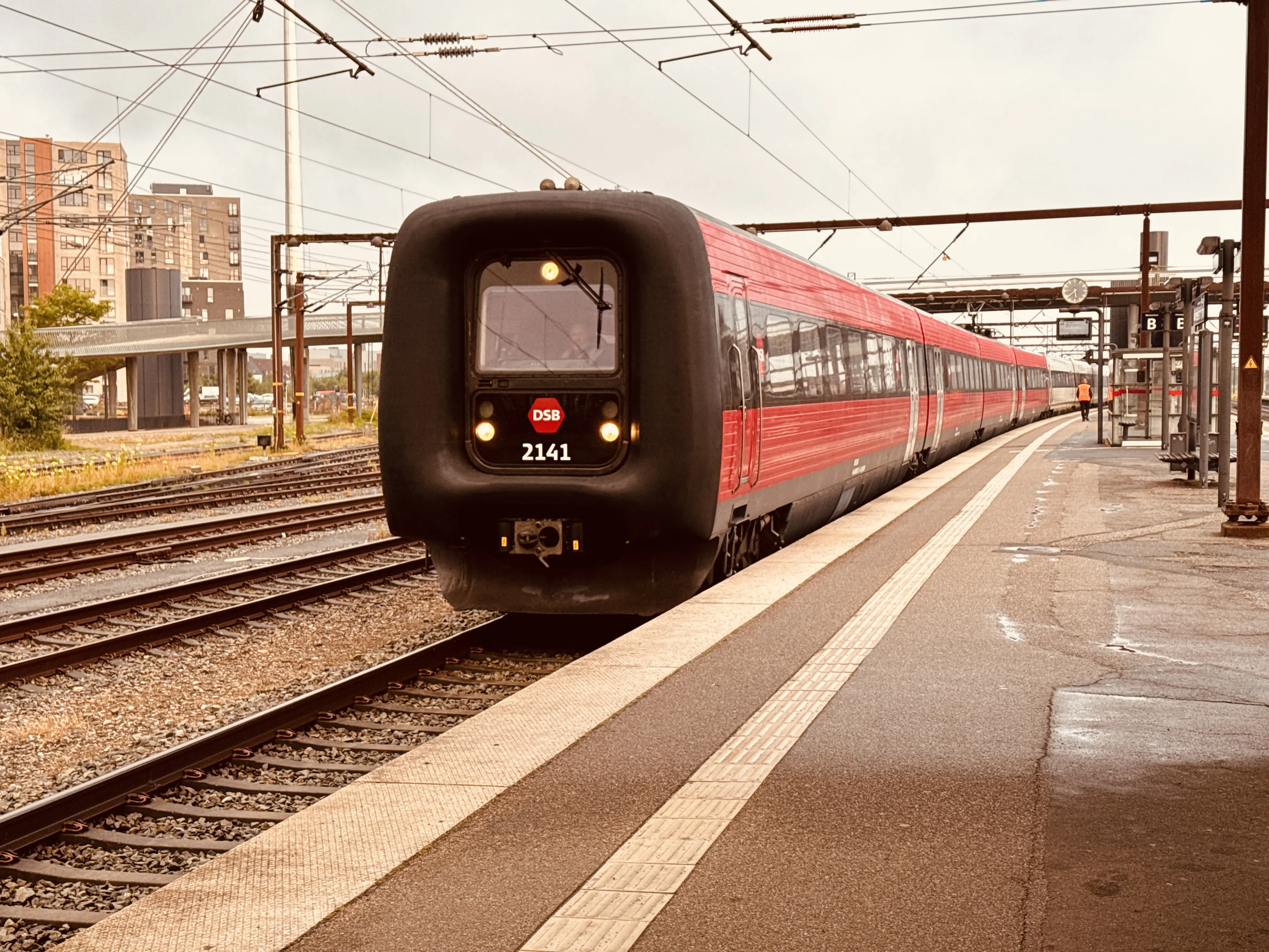 Billede af DSB ER 2041 fotograferet ud for Odense Banegård Center.