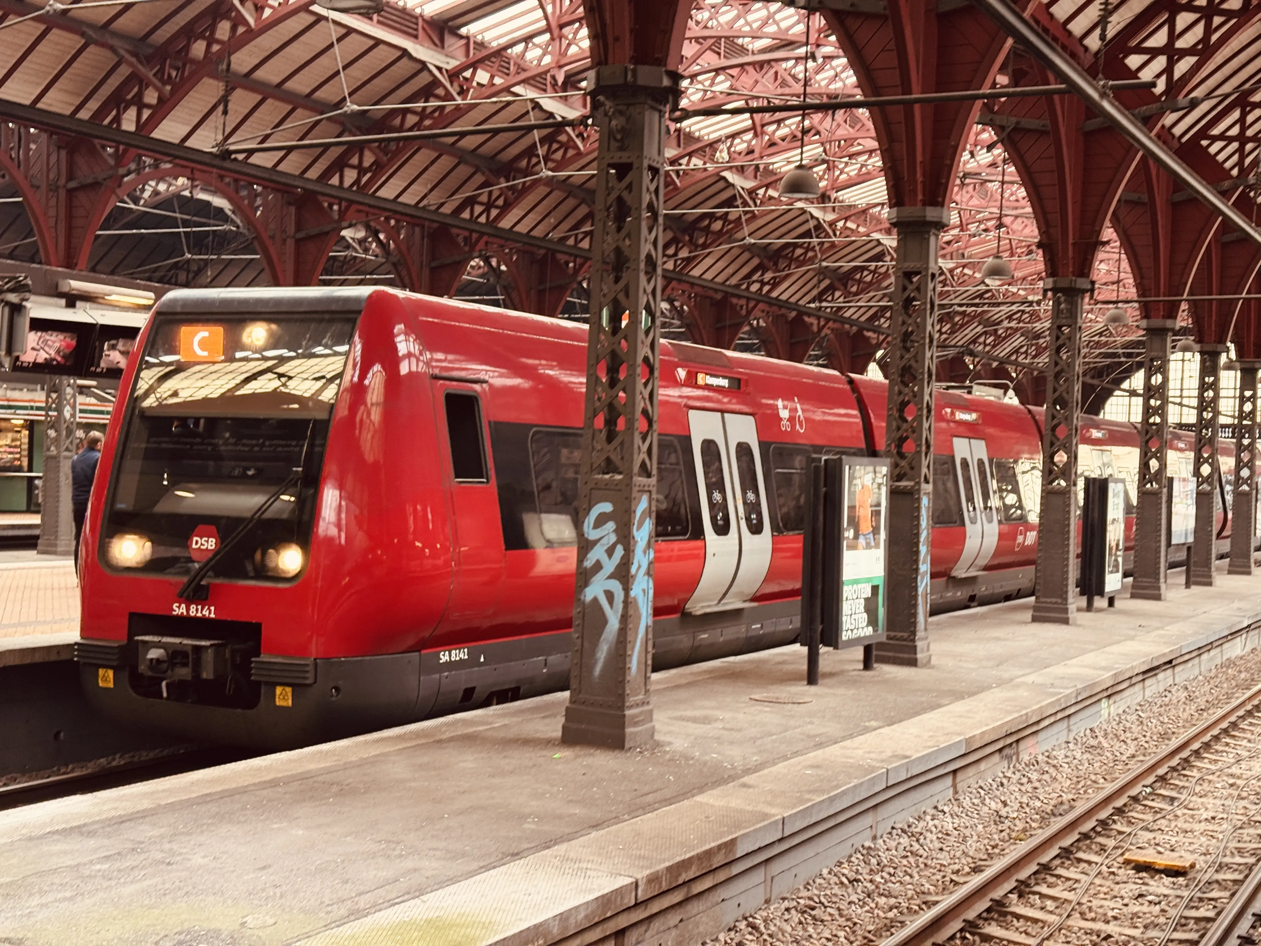 Billede af DSB SA 8141 fotograferet ud for København Hovedbanegård. Billede af DSB SA 8141 fotograferet ud for København Hovedbanegård.