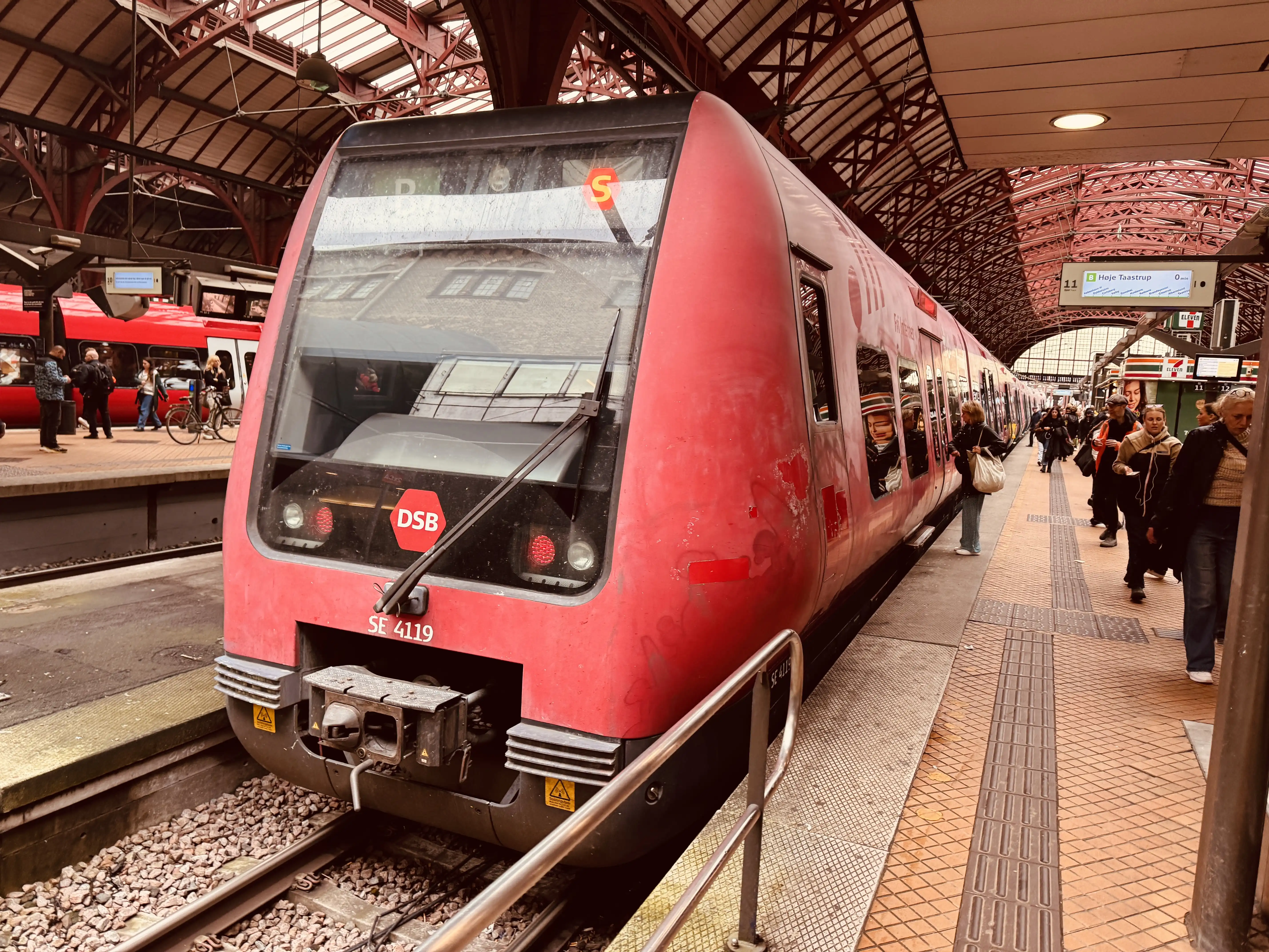 Billede af DSB SE 4119 fotograferet ud for København Hovedbanegård. Billede af DSB SE 4119 fotograferet ud for København Hovedbanegård.