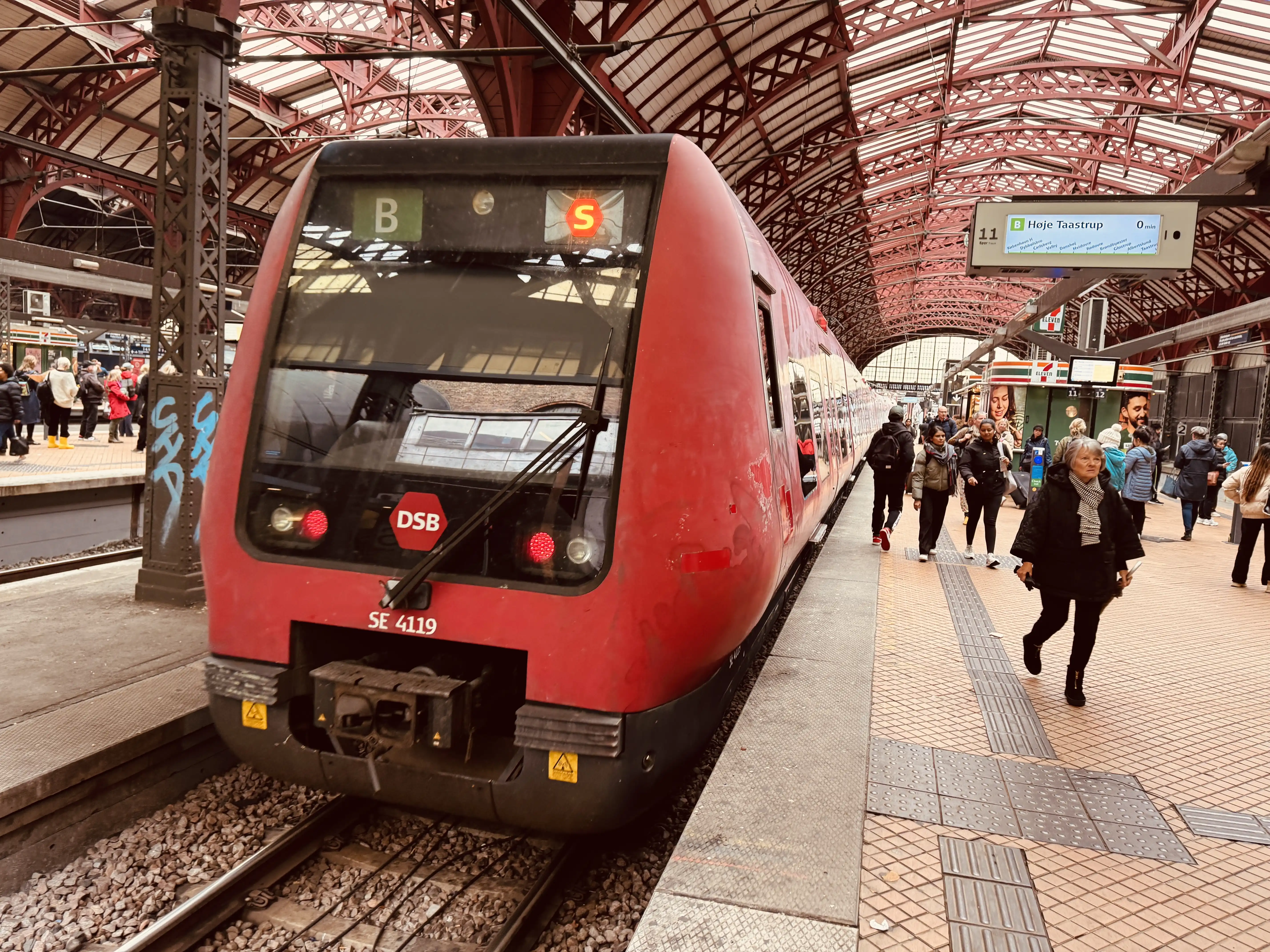 Billede af DSB SE 4119 fotograferet ud for København Hovedbanegård. Billede af DSB SE 4119 fotograferet ud for København Hovedbanegård.