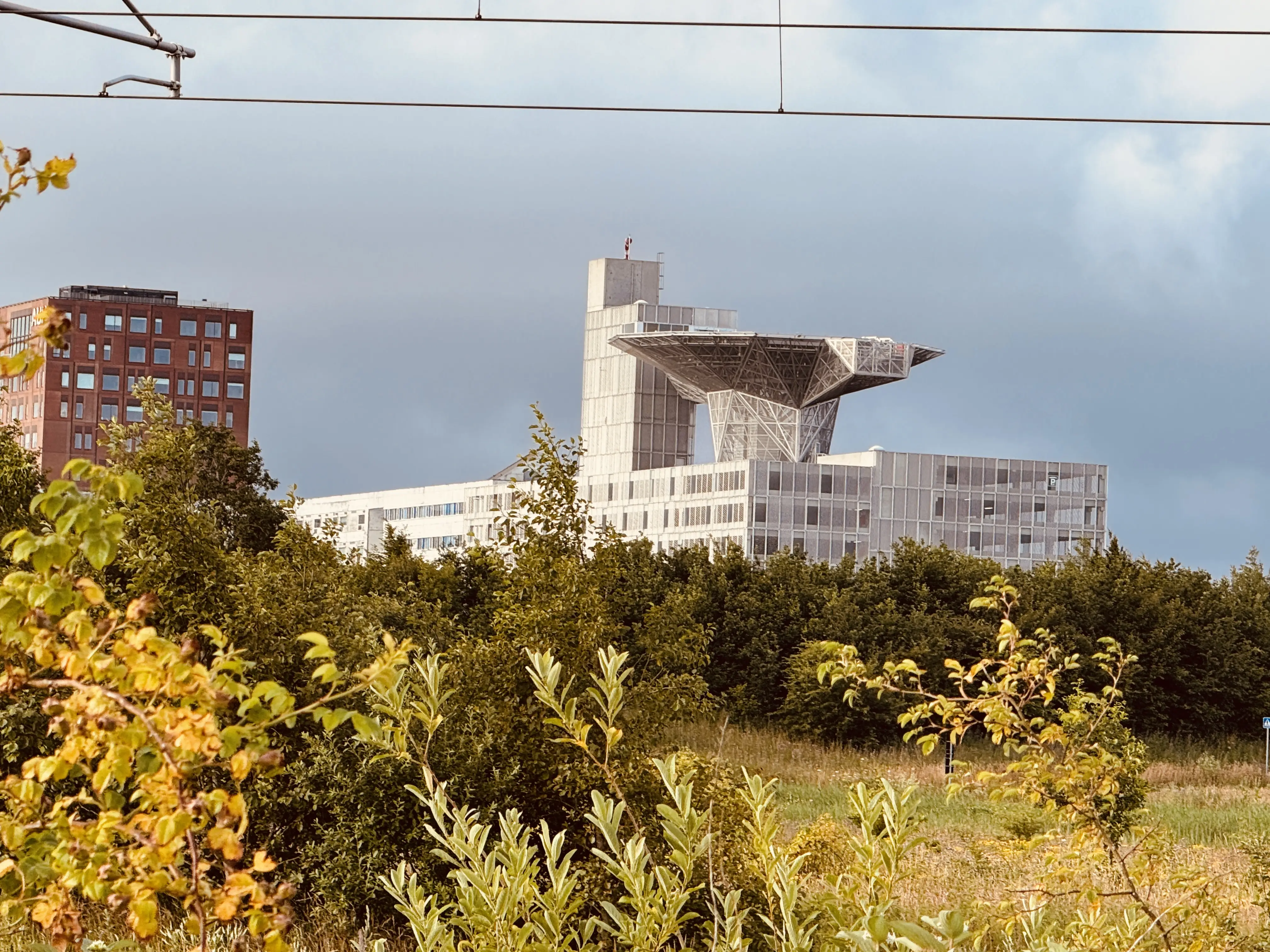 Billede af Gl. Skejby (Agro Food Park) Letbanestation ligger ud for Skejby Sygehus / Aarhus Universitets Hospital, som man her kan se i baggrunden. Billede af Gl. Skejby (Agro Food Park) Letbanestation ligger ud for Skejby Sygehus / Aarhus Universitets Hospital, som man her kan se i baggrunden.